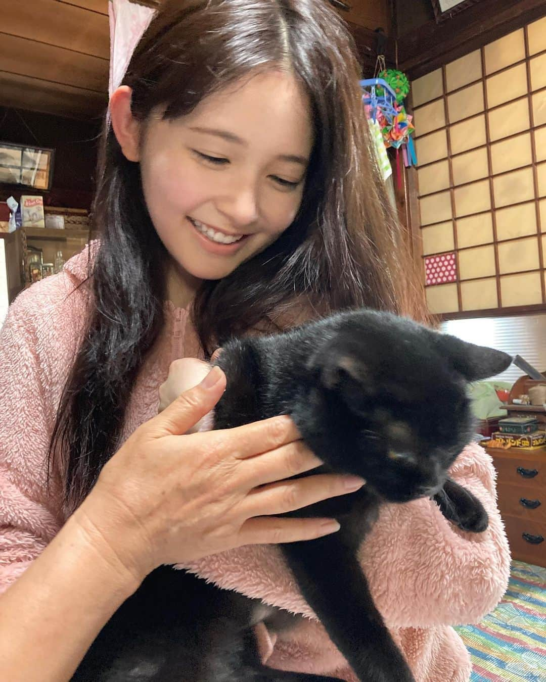 【公式】ドラマ「マリーミー！」さんのインスタグラム写真 - (【公式】ドラマ「マリーミー！」Instagram)「#猫のいる暮らし  桃太郎、ドラマたのしみだね🐈💕  #猫 #cat #猫好き #猫との暮らし #猫と暮らす #猫がいる生活 #猫のいる生活 #猫のいる幸せ #黒猫 #久間田琳加 @rinka_kumada0223 #ドラマ #マリーミー！ #マリーミー #LINEマンガ #ほわキュン  📺 #ABCテレビ (関西) 10月4日(日)よる11時25分~ 📺 #テレビ朝日 (関東) 10月3日(土)深夜2時30分~ ※ほか地域も放送予定」10月3日 21時33分 - marumaru_drama