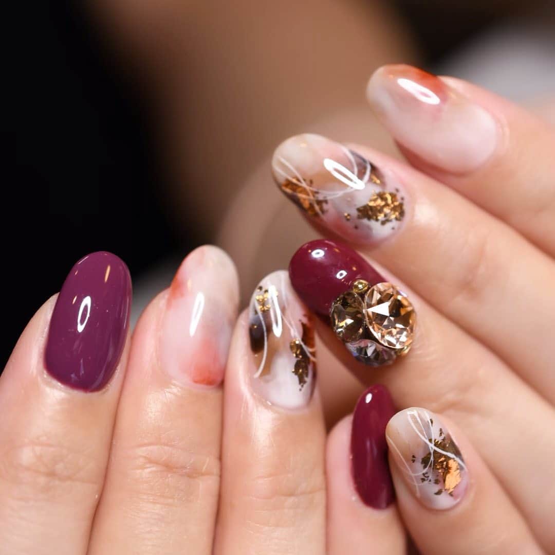 Yuka Maeda ::manicurelistのインスタグラム：「. . Salon data▼ ＝＝＝＝＝＝＝＝＝＝＝＝＝＝＝＝＝＝＝＝ . CADENAS -nail eyelash salon- ●Nail artist  @yuka.maeda  @yuki_cadenas ●eyelash　@cadenaseyelash  ゲストに愛と感動を…♡ . 【 LINE ＠cadenas 】 ご予約/お問い合わせはLINEよりお気軽に🤲 ▶︎▶︎#cadenasnail デザインアップしてます♡  price…★⭐︎Instagram特別キャンペーン中⭐︎★ . 「インスタ見たよ👀」と LINEからご予約で特別プライス7500円！！ . ※ご新規様限定 ※キャラクターや特殊なエレメント等のみ 別途料金いただく場合ございます🙇🏻‍♀️ . . price…初回8000円（オフ込み） access…大阪市北区堂山町16-1  中崎町駅  徒歩5分 /  梅田駅  徒歩6分 . tel… 06-4792-8617 ＝＝＝＝＝＝＝＝＝＝＝＝＝＝＝＝＝＝＝＝ . . .  #中崎町ネイルサロン #梅田ネイルサロン #大阪ネイルサロン #関西ネイルサロン #インスタネイル #instanails #instanail #トレンドネイル #ネイルサンプル #クリアネイルデザイン  #ネイルブック #パープルネイル #ネイルチェンジ #今月のネイル #にゅーねいる #秋ネイル #ミラーネイル  #ネイル大好き #ボルドーネイル #ネイル部 #女子力向上委員会 #女子力 #女子力ネイル #アートネイル #ラインネイル #ニューネイル  #ナノソル #ナノソルcc  #ナノソル販売店大阪」