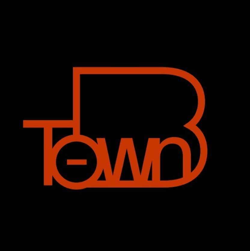 日高光啓さんのインスタグラム写真 - (日高光啓Instagram)「【B-Town】 連日のあれですが丁寧にやってかないと伝わらないと思うので… 結局のところB-Town（特にアーキテクト）って何をするの？となりそうだけど、  基本的にはいてくれるだけでありがたいです。  というのも、 「人格は良く会う（話す）5人の人の要素の掛け合わせで作られる」 ってのをどこかで聞いたけど、  マジでスタッフが変わると作る曲が変わるので笑、その意識のところにいてくれて、  ・今こういう曲を作ってる ・今度こういう風に出そうと思ってる ・今こんな事を考えている ・こんな事をやったら面白いと思うんだけどどうだろうか  みたいな話を俺からさせてもらえたら嬉しいです。  相談相手？共有相手？になって欲しく思ってます。  いっつも「ファン目線」みたいなスタッフにはいてもらう様にしてるんだけど、「ガチのファン」っていう人がそこにいた方がやりやすい…と思うんだよな。  多分その先に、  ・今こんなグッズ作ってるんだけどどうだろうか ・っていうか欲しいグッズとかありますか ・こんなイベントやりたいよねどうやったら実現するかな  みたいな方向に膨らんでいくはず…と思っている。  立ち上げたばかりの会社と一音楽人としての自分の夢（まさに夢）を追う様を見ているのは、多分楽しいものにできる…んじゃないかな…？という感じです。  最後ハテナなのはそりゃそうで、  なんたってまだ始まってないからね笑。  サービススタートは10/10です…！」10月3日 21時35分 - skyhidaka