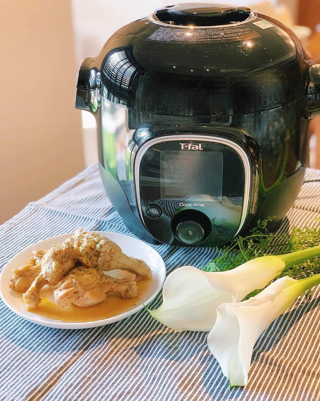 鈴木優美 さんのインスタグラム写真 - (鈴木優美 Instagram)「ストーリーでも載せていた、我が家にやってきたT-fal @tfal_japan の新製品Cook4me(クックフォーミー)❤︎ 3Lのミニサイズの電気圧力鍋で本当に優秀！！！ 簡単時短ですぐできるので朝食にも使えてしまうくらい☺️🙏 . 先日子どもたちの大好きな手羽元の甘辛ケチャップ煮を作りました♪ 均一に柔らかく仕上がって美味しかったです❤︎ 我が家はケトルもフライパンもティファールというティファールファン！ 主婦の味方ですね♪ ちなみに昨日は炊き込みチャーハンを多めに作り、今朝も残りでおにぎりを🍙 次は何を作ろうか子どもたちと一緒に考えています💭 . . . . . . #ミニサイズ #クックフォーミー #電気圧力鍋 #Cook4meのある生活 #PR  #ママライフ #簡単時短 #時短料理」10月3日 21時36分 - yumi_kakiuchi
