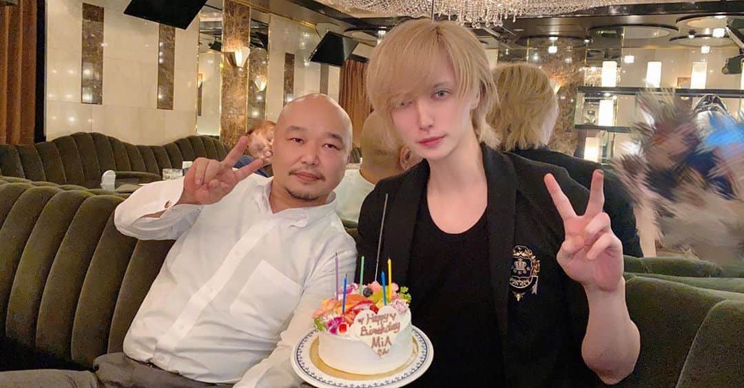 のインスタグラム：「ミサさんと打ち合わせしてたらお祝いして頂きました！ もう12年程一緒にお仕事させて頂いております。 師匠です！」