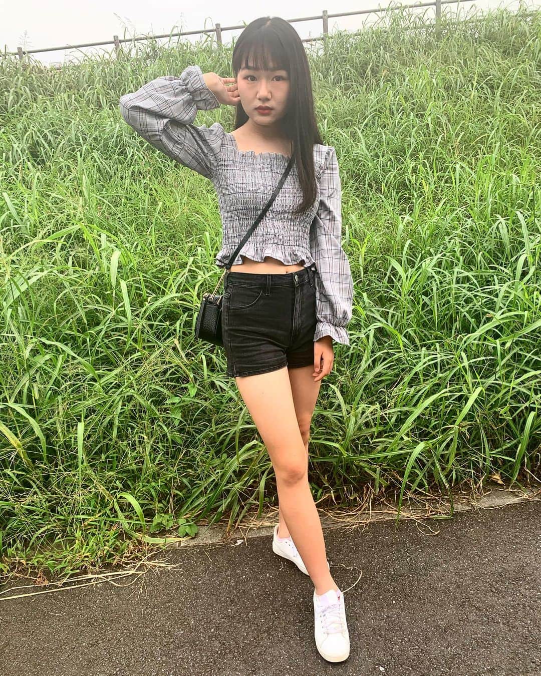 みのり（民謡ガールズ）のインスタグラム：「#今日のコーデ ❕  #WAWAWA #みのり #オフィショル #チェック #グレー #へそ出し #ショーパン #ショートパンツ #instagood #instalike #instafashion #follow」