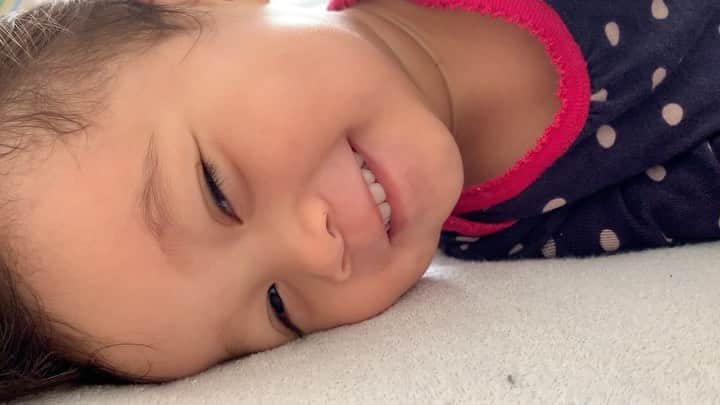 HARUKA MUTOのインスタグラム：「Every morning💘 I find happiness🌸  寝ぼけながらの第一声が "おっぱい"🤭w @nikonikohimari  #lovemyfamily #babyhimari #愛娘 #ニコニコ向日葵 #毎日楽しくやってます #頭に汗かくタイプ」