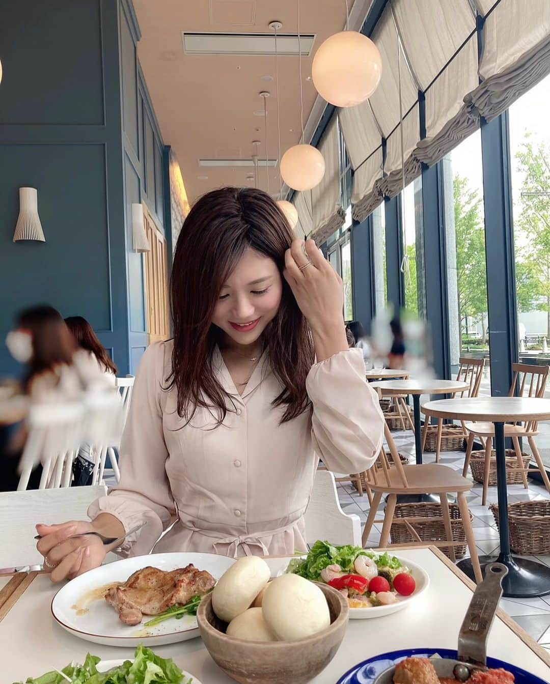 海江田麻貴さんのインスタグラム写真 - (海江田麻貴Instagram)「ㅤㅤㅤ  ㅤㅤㅤ いつかのlunch🍽🌿 おしゃやな〜また行きたいココ🦋🦋  ㅤㅤㅤ 明日はFM滋賀📻💞 ❤︎11:55〜/14:55〜『spice-e』生放送 ❤︎18:00〜『滋賀日産presents"S"traction』 是非聞いてください♥️  ㅤㅤㅤ  ㅤㅤㅤ  ㅤㅤㅤ  #soholmcafe #soholmcafeanddining #スーホルムカフェ #梅田カフェ #梅田ランチ #大阪ランチ #ヘルシーランチ #かきあげ前髪 #かきあげバング #無造作ヘア #ゆるまき #ゆる巻き #ミディアムヘア #ミディアムヘアアレンジ #autumnfashion #autumnvibes #japanesegirl #シャツワンピース #シャツワンピ #elegantstyle #beigecode #上品コーデ」10月3日 21時45分 - _makiii0924_