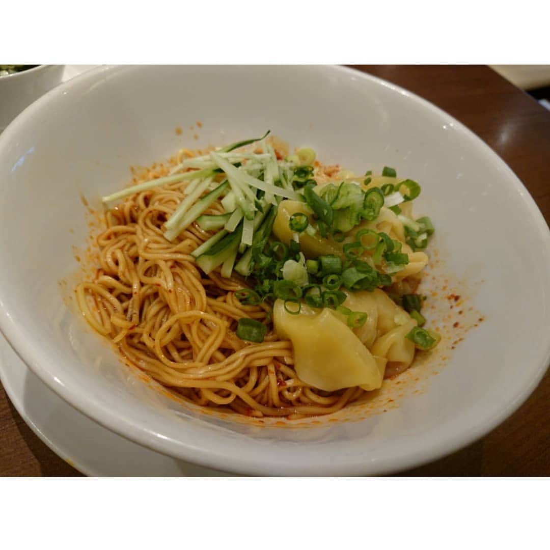 小泉遥香のインスタグラム：「#おはるのラーメン日記  ①鼎泰豊 (ディンタイフォン) ～ピリ辛ワンタン和え麺～  絶妙な辛さのスープ、麺と皮がもちもちなワンタンの相性バツグン！ 細麺でかなり食べやすいです🍜 あと、ねぎが最高！ リピートしまくってます✨ これが食べたくてお店に行く💗 気になる方はぜひ(*^^*) このお店は小籠包とかもすごく美味しいよ( *ˆ︶ˆ* )  #鼎泰豊  #デンタイフォン #おはるのラーメン日記 #Instaharum #超とき宣 #おはる #小泉遥香 #ラーメン好き #ラーメン」