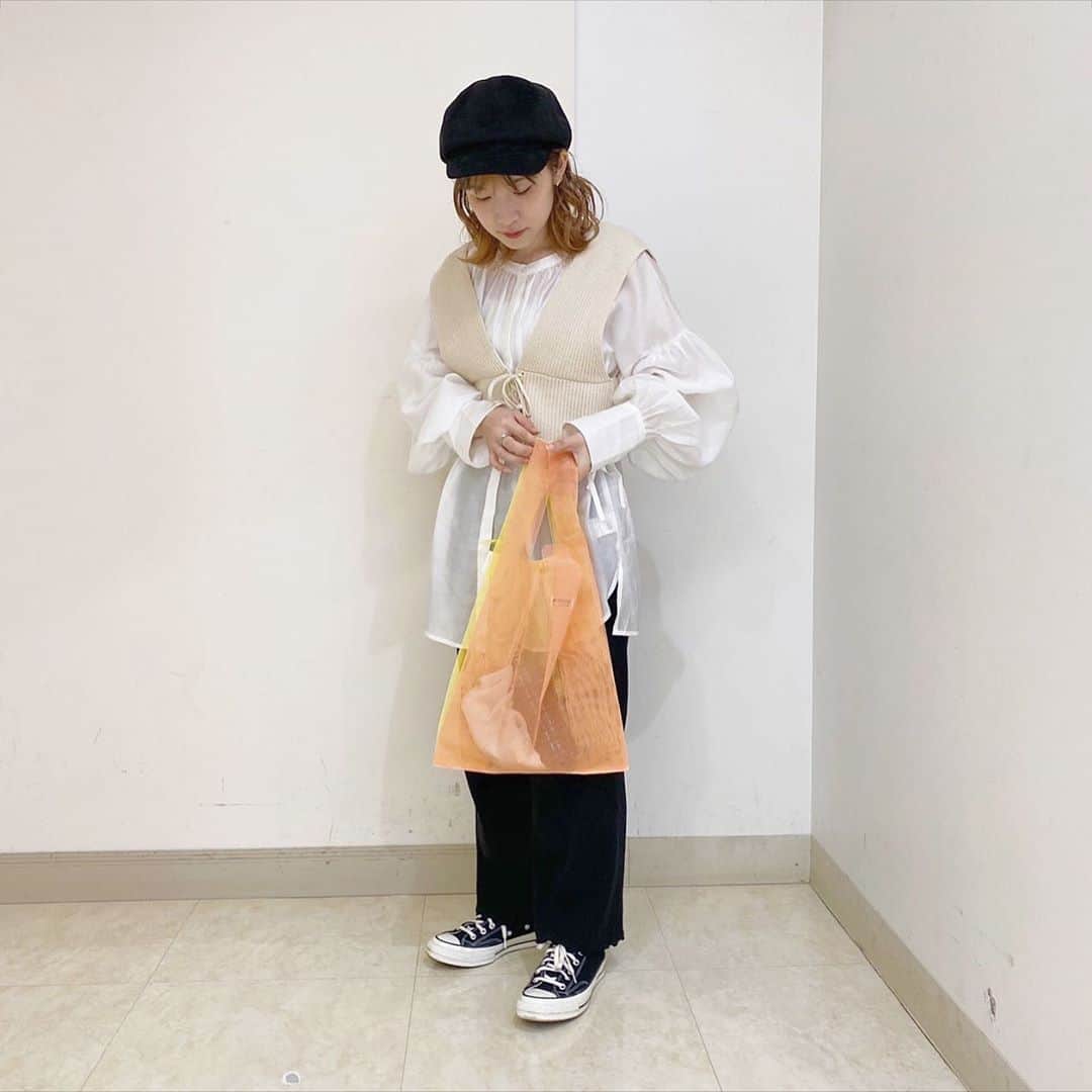 のインスタグラム：「⚪︎ 【recommend】 ・ スウェード調のキャスケットと ニットベストで秋コーデに。 CONVENI BAGは 完売カラーもでてきておりますのでお早めに🍊 ・ ・ #カオリノモリ #kaorinomori #ラペックキャス #キャスケット #エコバッグ #ニットベスト #instabag #cap #coordinate #fashion」