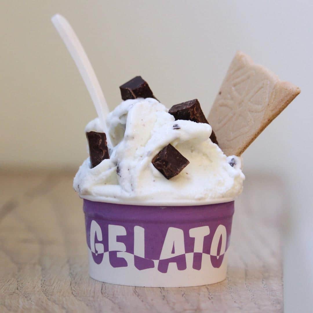 のインスタグラム：「Fiordilatte e pezzi di cioccolato per creare la stracciatella. Il più classico dei gusti che trovi tutto l'anno nella nostra gelateria, sempre delizioso! #gelateriamarghera ⁠  #gelateria #icecreamshop  #gelato #gelatomarghera #icecream #foodlovers #dessert #dessertporn #foodporn #instaicecream  #gelatoitaliano #gelatoartigianale #gelateriamilano#icecreamlovers #instagelato」