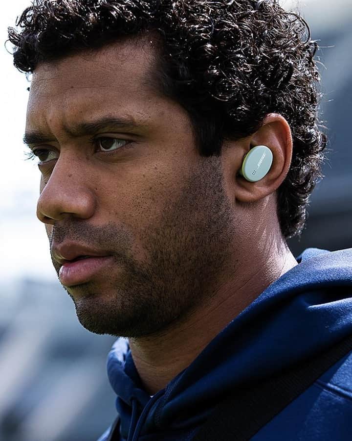 BOSEさんのインスタグラム写真 - (BOSEInstagram)「@dangerusswilson knows what it feels like to be #winning. And these #BoseEarbuds make sure he knows what it sounds like. Drop some tracks in the comments below to keep that winning feeling going. 👇」10月3日 22時00分 - bose