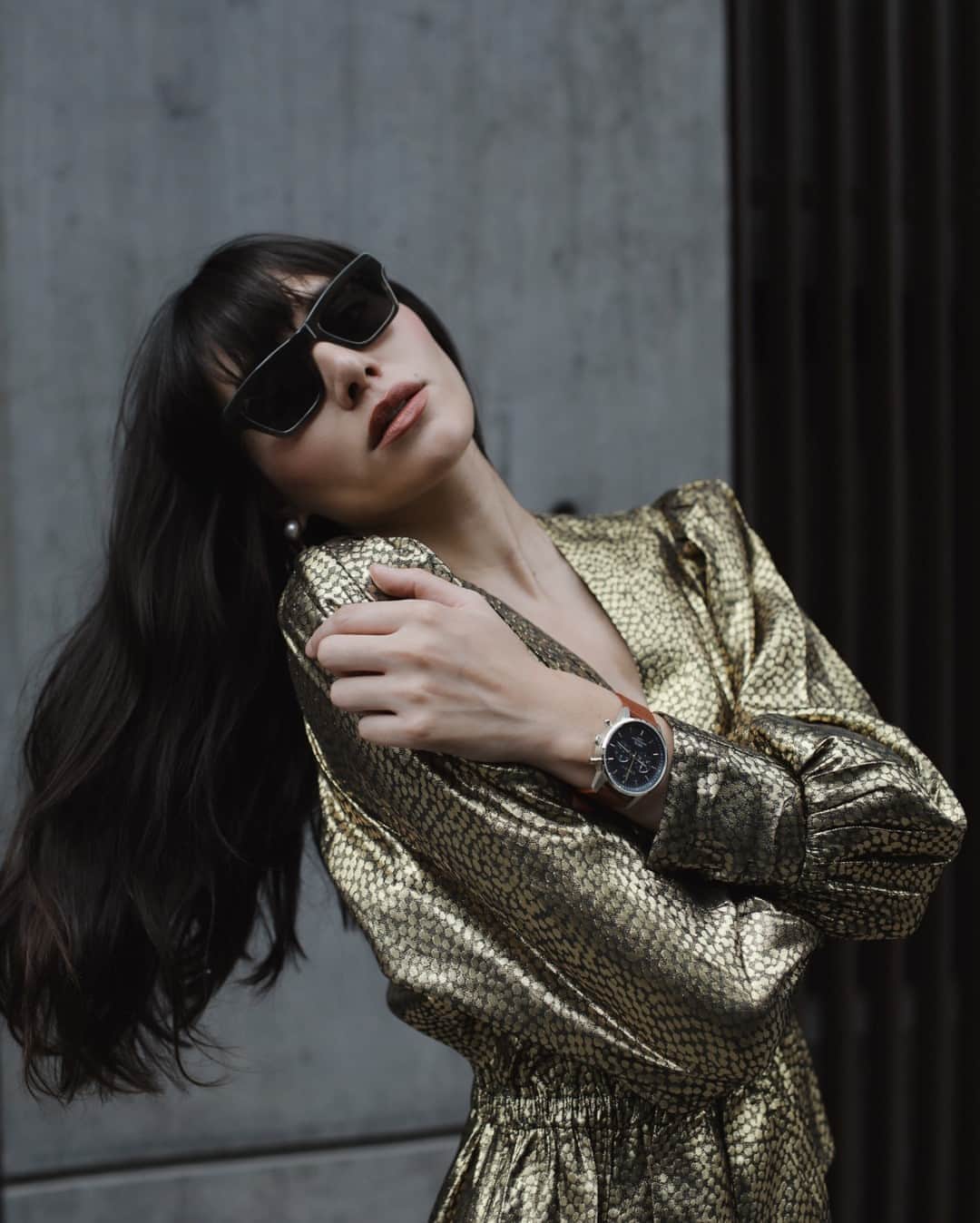TRIWAさんのインスタグラム写真 - (TRIWAInstagram)「@natalieoffduty wearing Aquatic Nevil. Even if Nevil is our biggest watch from our classic collection, this only goes to show that we really mean it when we say that all of our watches are not gender specific. Wear what fits you best!⠀⠀⠀⠀⠀⠀⠀⠀⠀ ⠀⠀⠀⠀⠀⠀⠀⠀⠀ #watch #womenswatch #gold #fall #fashion #goldwatch #accessories #fallfashion #classic」10月3日 22時01分 - triwa