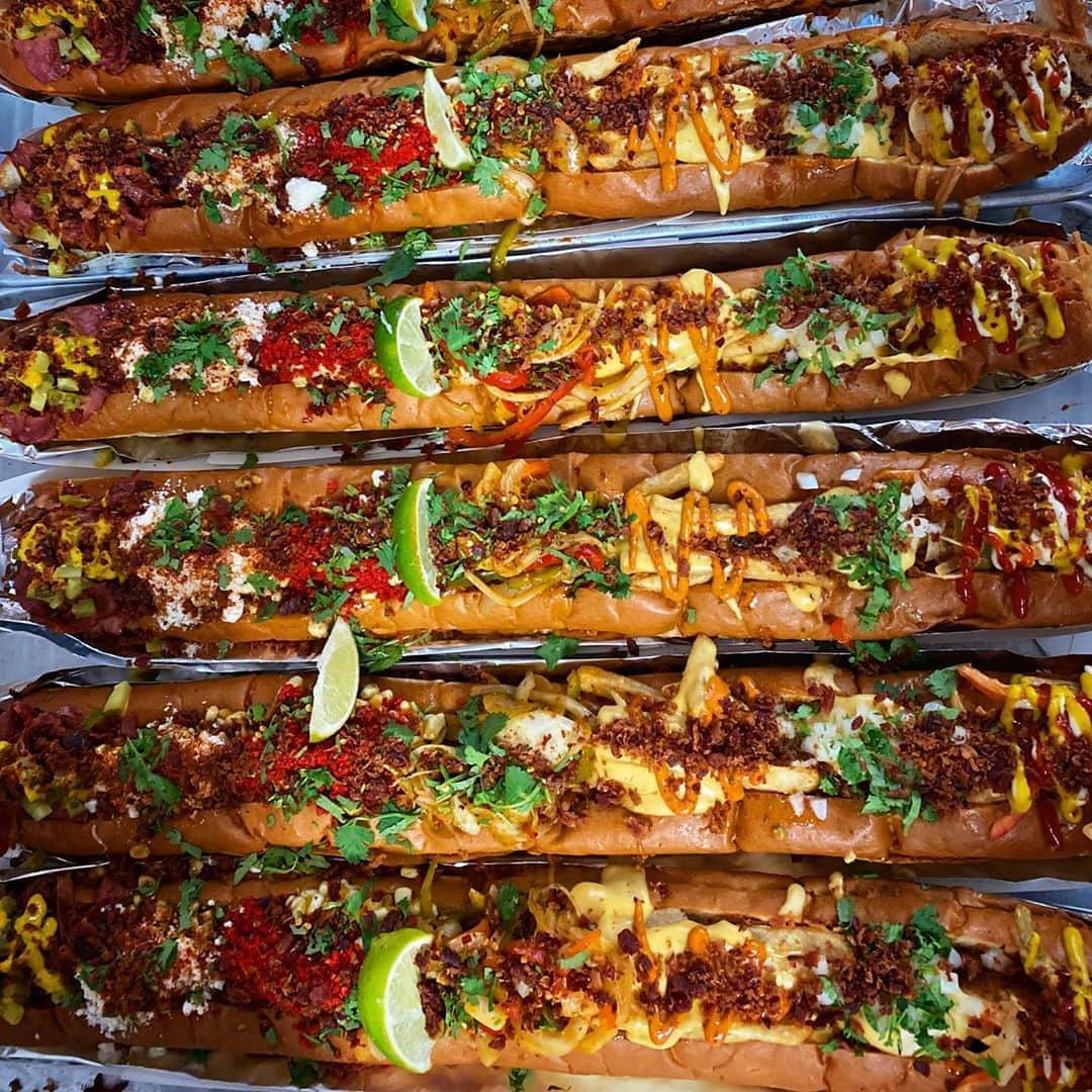 ライナ・ホワンさんのインスタグラム写真 - (ライナ・ホワンInstagram)「Have y’all ever seen a hot dog 🌭 this long??!! 👀 . . While I vegas I was @dirtdoglv who held a hot dog eating contest with a hot dog two foot long 🤯 it combined all 7 flavors of their hot dog menu into one and it was delicious!! . . How fast do you guys think I ate this!? Watch the video to find out!! .  https://youtu.be/0TDojarQSqg」10月3日 22時01分 - rainaiscrazy