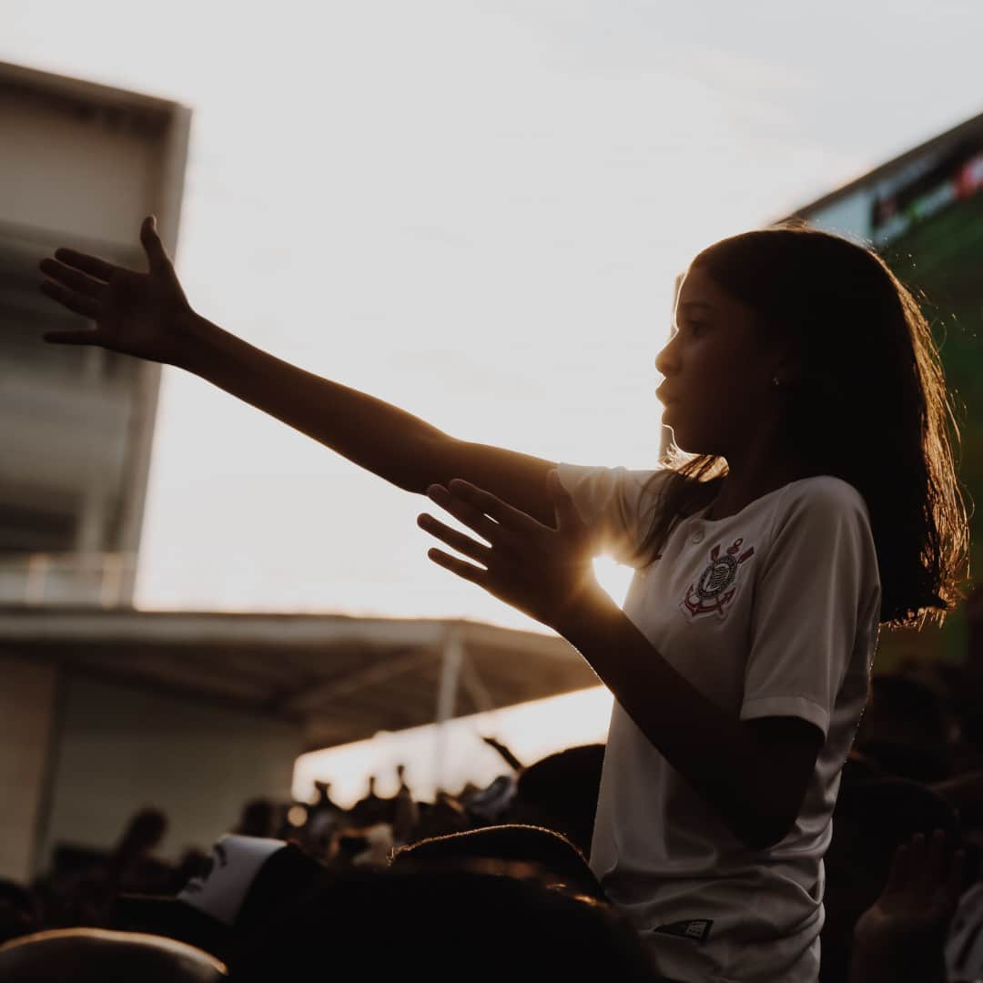 コリンチャンスさんのインスタグラム写真 - (コリンチャンスInstagram)「Bom dia, Fiel. Hoje é dia de Corinthians! 😎🖤 ⠀⠀⠀ ⠀⠀⠀ ⚽ Red Bull Bragantino x Corinthians⠀⠀ 🏆 @brasileirao (13ª rodada)⠀⠀⠀ ⏰ 21h⠀⠀⠀ 🏟 Nabi Abi Chedid⠀⠀⠀ 📺 @canalpremiere ⠀⠀⠀ ⠀⠀⠀ 📸 Bruno Teixeira⠀⠀⠀ ⠀⠀⠀ #RBBxSCCP #VaiCorinthians #BMG #Nike #EstrellaGalicia #CorinthiansEPositivo #Matrix #Midea #Poty #Serasa #Orthopride #CartãodeTodosCorinthians #AleCombustíveis #DoTerra #Hapvida #GaleraBET」10月3日 22時01分 - corinthians