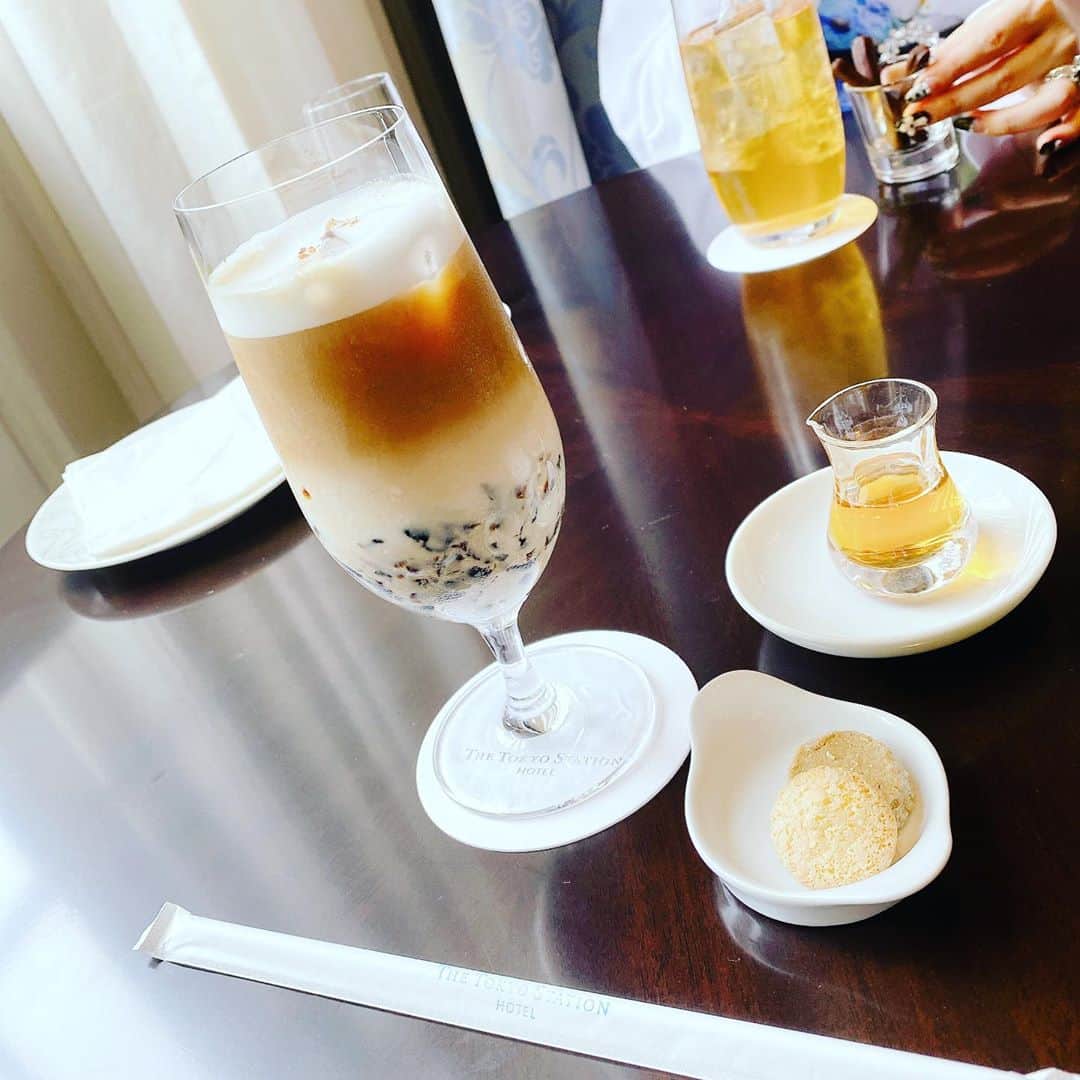 大谷咲子のインスタグラム：「#東京ステーションホテル でお茶しました✨ コーヒーゼリーラテだったかな？メープルシロップを入れていただきました🥰  どうしても食べ物の写真ばかりになっちゃう😇」