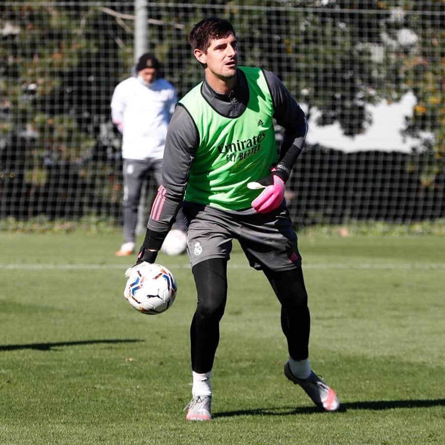 ティボ・クルトゥワのインスタグラム：「Último entrenamiento antes de una nueva jornada. Muchas ganas de volver a competir! 🔥💪🏻 #HalaMadrid」