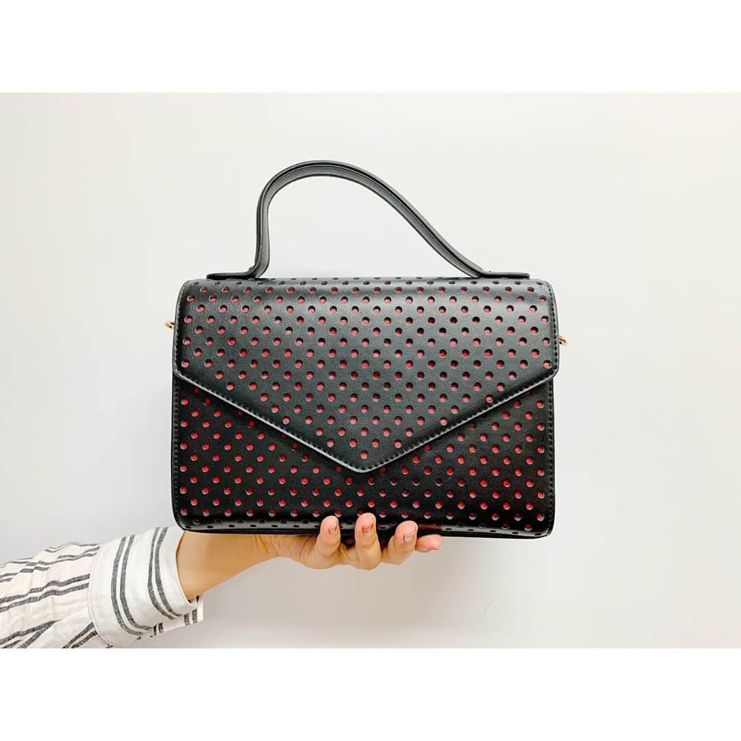のインスタグラム：「. . 👜Q bag Japan . 10月分の衣装合わせをしに行った際に 可愛いバックを頂いちゃいました🙌💓 . 群馬テレビ時代から衣装など 本当に様々な場面でお世話になっております フェルマータプレスさんから♡ . いつも有難うございます🙇‍♀️✨ . フランス・パリ発のバックブランド 今、軽くて使いやすいと話題なんですって！ . 黒ベースのバックは結構持っているんですが この赤いパンチがアクセントで可愛くないですか🥺？ ぱっと目を引きますよね⭐️ . 私は普段たくさん物を持ち歩くタイプなので 大きいバックを持ちがちなんですが このバック小さく見えて大容量です！優秀！ これで私も流行の小さめバックを使えそうです😎 . いつもお世話になっているスタッフさんをモデルに バックをかっこよく撮影しようと奮闘。笑 . スタッフさんは背が高くてスタイルが良いので 写真映えするのですが いかんせん私の写真の撮り方が下手くそで... 写真の撮り方を勉強しようと強く誓ったのでした💪📸 . #フランス#バック#ブランド#Qbagjapan#トレンド#ポシェット#プレゼント#スタイリスト#衣装#服#コーディネート#写真#撮影#カメラ#カメラ初心者#カメラ上手くなりたい#カメラ練習中#fermatapressroom#アナウンサー衣装#アナウンサー#フリーアナウンサー」