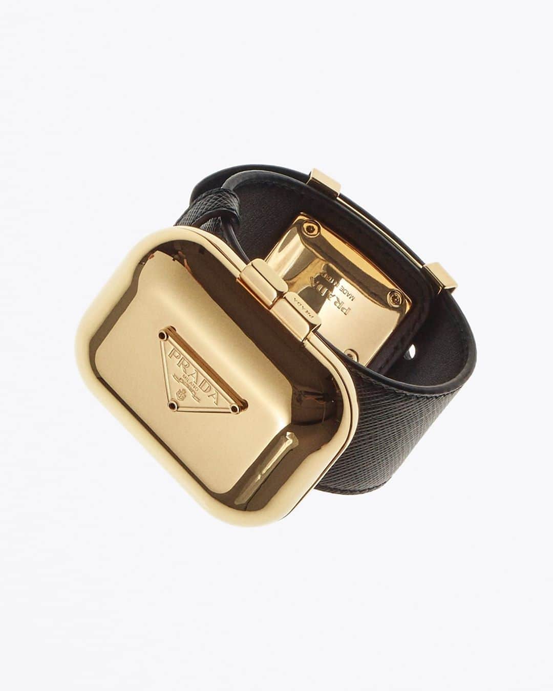 プラダさんのインスタグラム写真 - (プラダInstagram)「This one-of-a-kind saffiano leather vanity bracelet with gold metal buckle—a statement compact introduced on the #PradaFW20 runway—is at the first ever #Prada #auction. A collaboration with @sothebys, the sales will benefit @unesco. Bidding now open at Sothebys.com/Prada. Discover more via link in bio.」10月3日 22時00分 - prada