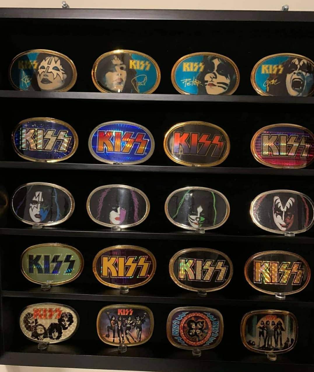 KISSさんのインスタグラム写真 - (KISSInstagram)「#CollectingKISS! Check out Jerry Downing's #KISS belt buckle collection. WOW! #KISSARMYROCKS」10月3日 22時09分 - kissonline