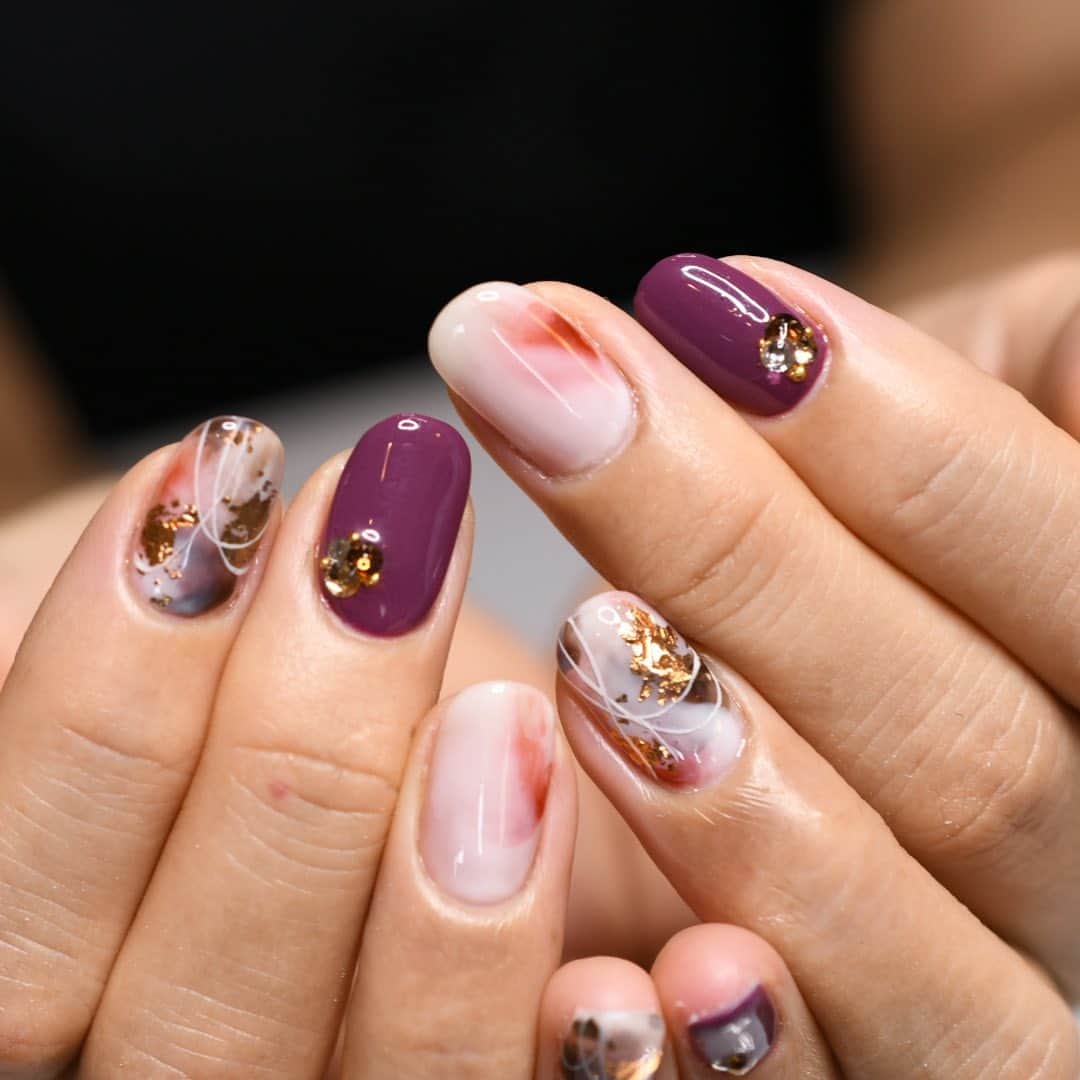 Yuka Maeda ::manicurelistのインスタグラム：「. . Salon data▼ ＝＝＝＝＝＝＝＝＝＝＝＝＝＝＝＝＝＝＝＝ . CADENAS -nail eyelash salon- ●Nail artist  @yuka.maeda  @yuki_cadenas ●eyelash　@cadenaseyelash  ゲストに愛と感動を…♡ . 【 LINE ＠cadenas 】 ご予約/お問い合わせはLINEよりお気軽に🤲 ▶︎▶︎#cadenasnail デザインアップしてます♡  price…★⭐︎Instagram特別キャンペーン中⭐︎★ . 「インスタ見たよ👀」と LINEからご予約で特別プライス7500円！！ . ※ご新規様限定 ※キャラクターや特殊なエレメント等のみ 別途料金いただく場合ございます🙇🏻‍♀️ . . price…初回8000円（オフ込み） access…大阪市北区堂山町16-1  中崎町駅  徒歩5分 /  梅田駅  徒歩6分 . tel… 06-4792-8617 ＝＝＝＝＝＝＝＝＝＝＝＝＝＝＝＝＝＝＝＝ . . .  #中崎町ネイルサロン #梅田ネイルサロン #大阪ネイルサロン #関西ネイルサロン #インスタネイル #instanails #instanail #トレンドネイル #ネイルサンプル #ニュアンスネイルデザイン  #ネイルブック #ニュアンスネイル #ネイルチェンジ #今月のネイル #にゅーねいる #秋ネイル #ミラーネイル  #ネイル大好き #パープルネイル #ネイル部 #女子力向上委員会 #女子力 #女子力ネイル #アートネイル #べっこうネイル #ニューネイル  #ナノソル #ナノソルcc  #ナノソル販売店大阪」