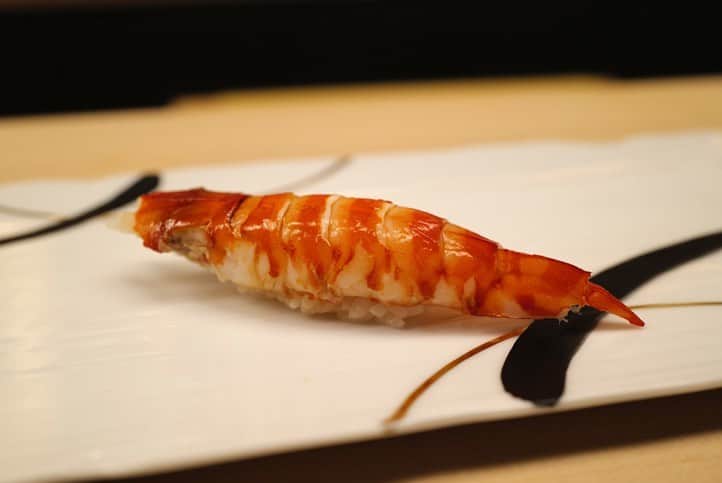福岡グルメ 福岡ランチ「デビログ」さんのインスタグラム写真 - (福岡グルメ 福岡ランチ「デビログ」Instagram)「【新店情報】 ここは今年7月にオープンした寿司店で、住所は草香江だが、大濠公園が近い。 近くにカレーの人気店『アフターグロウ』がある。 . 店主の林さんは老舗の寿司店『#やま中 』で12年半勤めた後に、この店をオープンしたとのこと。 店内はスッキリとした緊張感があって、かっちょいい👍 赤ちゃんを背負った女将さんがいい感じなので、ほっこりして、緊張がほぐれるね🙆‍♂️ . ランチは3,000円と5,000円のコース、夜は12,000円と15,000円のコースがある。 今回は3,000円(税別)のコースにしてみたよ。 握り9貫＋5品＋スイーツという内容やった。 . コース料理だが、一斉スタートではないので、好きな時間に予約ができるのも嬉しい。 お客を回転させるのではなく、ゆっくり食事をしてほしいという心遣いがいいね😊👌 . 詳細は「もっとデビログ」を見てください。 . #鮨処はやし #福岡市中央区草香江 1-8-24 フローラ大濠102 092-401-1570 12:00～14:00 18:00～22:00 日曜営業 不定休 . #福岡寿司 #福岡鮨 #大濠公園 #大濠公園グルメ #大濠公園ランチ #草香江グルメ #草香江ランチ  #福岡 #博多 #fukuokapics #fukuoka #fukuokacity #hakata #fukuokagourmet #IGersJP #ig_japan #福岡グルメ #福岡ランチ #福岡ごはん #福岡ご飯 #食べログ福岡 #福岡飯 #福岡食べ歩き #福岡インスタグルメ #インスタグルメ福岡」10月3日 22時03分 - devi_takahashi