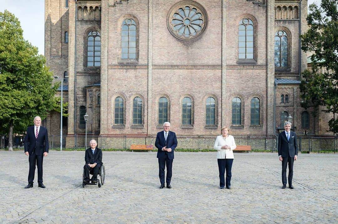 アンゲラ・メルケルのインスタグラム：「Die Feiern zum Tag der Deutschen Einheit in Potsdam haben begonnen: Gemeinsam mit Bundespräsident Steinmeier, Bundesratspräsident Woidke, Bundestagspräsident Schäuble und Verfassungsgerichtspräsident Habarth hat Kanzlerin Merkel zum Auftakt des Feiertags an einem ökumenischen Gottesdienst in der Kirche St. Peter & Paul teilgenommen. --- The celebrations for German Unity Day in Potsdam have begun: Together with Federal President Steinmeier, President of the Bundesrat Woidke, President of the Bundestag Schäuble and President of the Constitutional Court Habarth, Chancellor Merkel attended an ecumenical service in the church of St. Peter & Paul to mark the start of the holiday.」