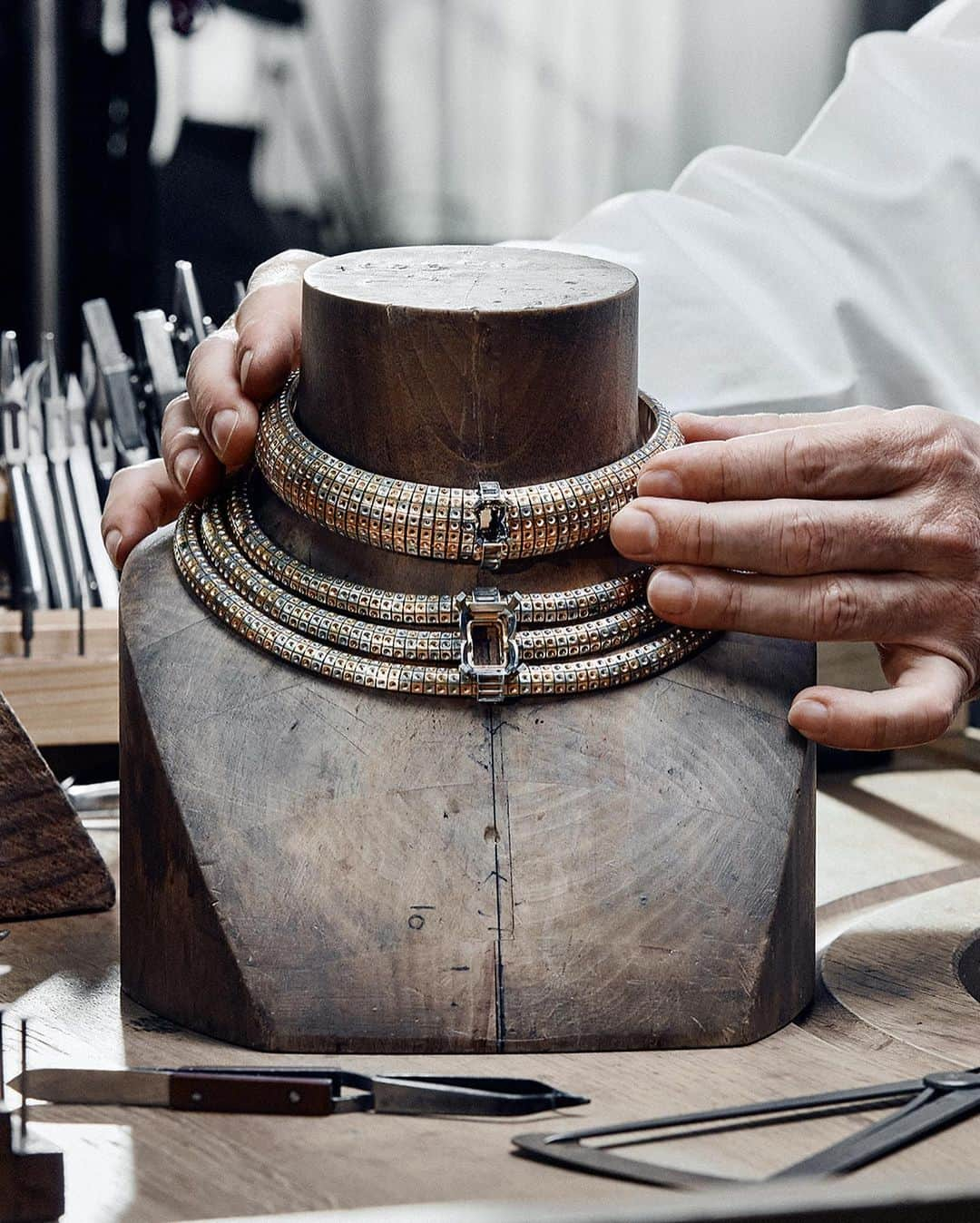 ルイ・ヴィトンさんのインスタグラム写真 - (ルイ・ヴィトンInstagram)「Layers of savoir-faire. The impressive Soleils necklace is a testament to the technical mastery of #LouisVuitton’s artisans, requiring over 1,600 hours to construct. Get a glimpse behind-the-scenes of #LouisVuitton’s Stellar Times High Jewelry Collection via link in bio.」10月3日 22時04分 - louisvuitton