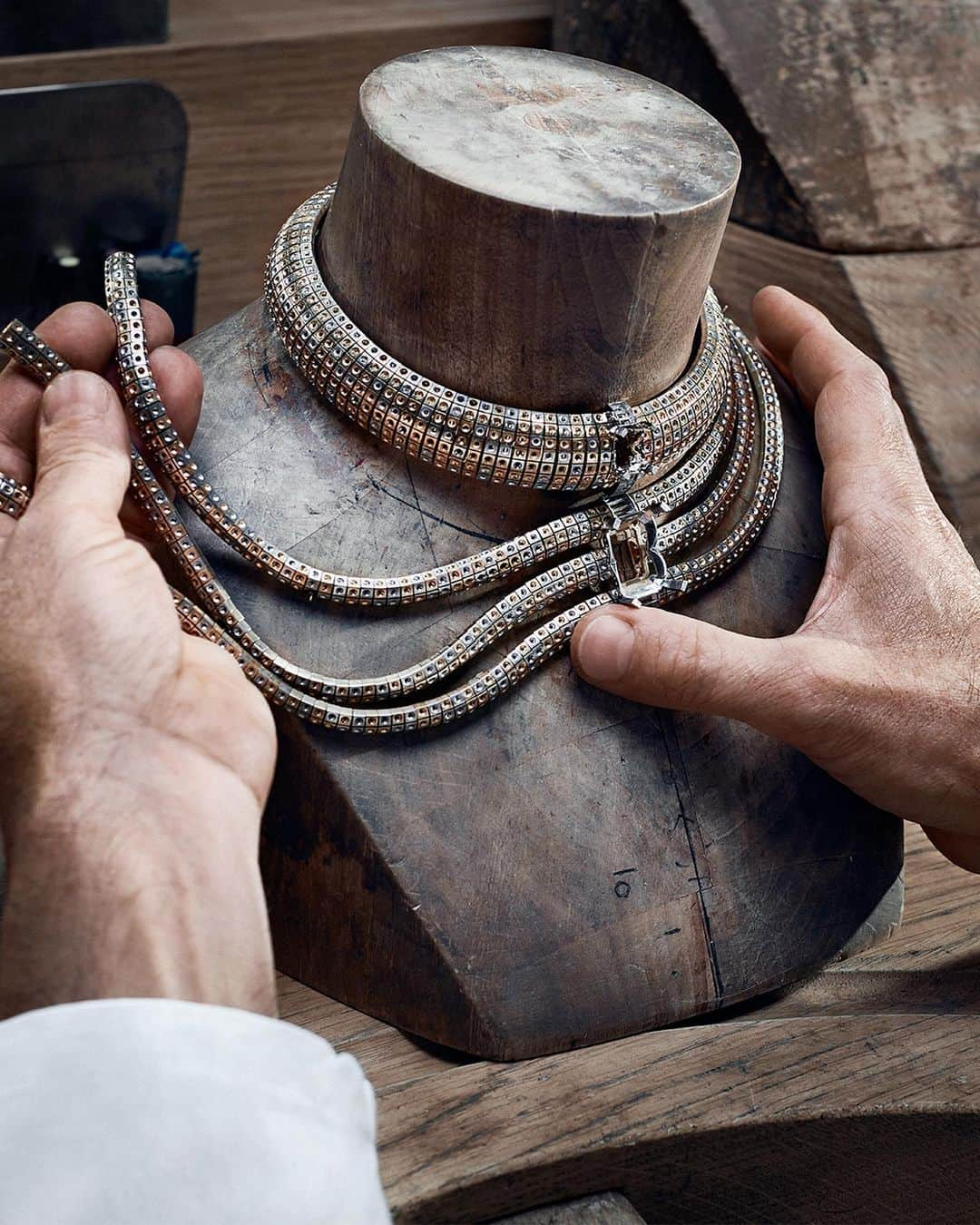 ルイ・ヴィトンさんのインスタグラム写真 - (ルイ・ヴィトンInstagram)「Layers of savoir-faire. The impressive Soleils necklace is a testament to the technical mastery of #LouisVuitton’s artisans, requiring over 1,600 hours to construct. Get a glimpse behind-the-scenes of #LouisVuitton’s Stellar Times High Jewelry Collection via link in bio.」10月3日 22時04分 - louisvuitton