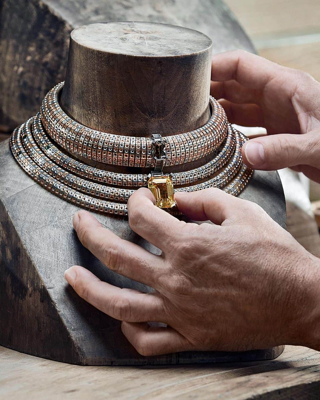 ルイ・ヴィトンさんのインスタグラム写真 - (ルイ・ヴィトンInstagram)「Layers of savoir-faire. The impressive Soleils necklace is a testament to the technical mastery of #LouisVuitton’s artisans, requiring over 1,600 hours to construct. Get a glimpse behind-the-scenes of #LouisVuitton’s Stellar Times High Jewelry Collection via link in bio.」10月3日 22時04分 - louisvuitton