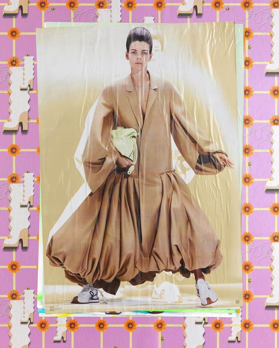 Harper's BAZAARさんのインスタグラム写真 - (Harper's BAZAARInstagram)「#Loewe’s @jonathan.anderson makes showing remotely look like a creative endeavor with some true energy behind it. His resort 2021 collection came as a show-in-a-box containing paper dolls, and he evolved that concept for spring 2021 with what he termed a “Show-on-the-Wall.” It is, effectively, a poster presentation, made in collaboration with @mmparisdotcom and artist #AntheaHamilton. An artist’s portfolio featuring giant fold-out posters of the looks were sent to editors, buyers, and friends of the brand. The special delivery also included a roll of wallpaper designed by the artist, The clothes themselves speak volumes, with an emphasis on the theatrical and sculptural. There are balloon sleeves, crinoline skirts, and other bold shapes that send the message that even is this a moment where we’re hiding out, we can still be as big and as bold as we want to be. See all of our favorite looks and catch up on the best of #ParisFashionWeek so far at the link in our bio.⁣ ⁣ Photos: @thuethuethuethuethuethue」10月3日 22時04分 - harpersbazaarus