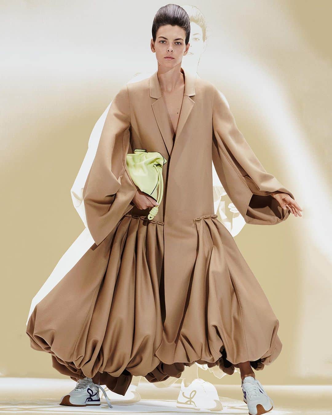 Harper's BAZAARさんのインスタグラム写真 - (Harper's BAZAARInstagram)「#Loewe’s @jonathan.anderson makes showing remotely look like a creative endeavor with some true energy behind it. His resort 2021 collection came as a show-in-a-box containing paper dolls, and he evolved that concept for spring 2021 with what he termed a “Show-on-the-Wall.” It is, effectively, a poster presentation, made in collaboration with @mmparisdotcom and artist #AntheaHamilton. An artist’s portfolio featuring giant fold-out posters of the looks were sent to editors, buyers, and friends of the brand. The special delivery also included a roll of wallpaper designed by the artist, The clothes themselves speak volumes, with an emphasis on the theatrical and sculptural. There are balloon sleeves, crinoline skirts, and other bold shapes that send the message that even is this a moment where we’re hiding out, we can still be as big and as bold as we want to be. See all of our favorite looks and catch up on the best of #ParisFashionWeek so far at the link in our bio.⁣ ⁣ Photos: @thuethuethuethuethuethue」10月3日 22時04分 - harpersbazaarus