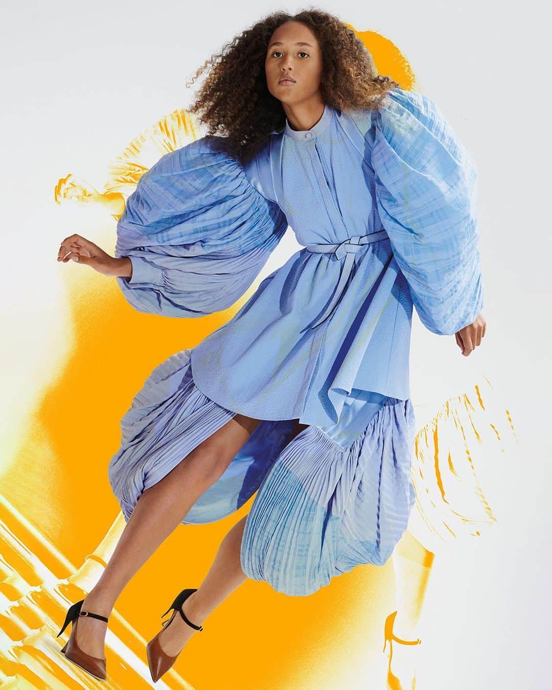 Harper's BAZAARさんのインスタグラム写真 - (Harper's BAZAARInstagram)「#Loewe’s @jonathan.anderson makes showing remotely look like a creative endeavor with some true energy behind it. His resort 2021 collection came as a show-in-a-box containing paper dolls, and he evolved that concept for spring 2021 with what he termed a “Show-on-the-Wall.” It is, effectively, a poster presentation, made in collaboration with @mmparisdotcom and artist #AntheaHamilton. An artist’s portfolio featuring giant fold-out posters of the looks were sent to editors, buyers, and friends of the brand. The special delivery also included a roll of wallpaper designed by the artist, The clothes themselves speak volumes, with an emphasis on the theatrical and sculptural. There are balloon sleeves, crinoline skirts, and other bold shapes that send the message that even is this a moment where we’re hiding out, we can still be as big and as bold as we want to be. See all of our favorite looks and catch up on the best of #ParisFashionWeek so far at the link in our bio.⁣ ⁣ Photos: @thuethuethuethuethuethue」10月3日 22時04分 - harpersbazaarus