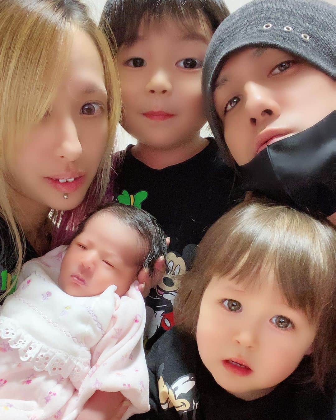 あきるなさんのインスタグラム写真 あきるなinstagram ベビたん無事退院して 子供も3人になってより 賑やかになりましたが 幸せで賑やかな家族に なれますように 家族 家族写真 兄妹 兄妹コーデ 姉妹 新生児 子供部屋 子供 乳児 夫婦