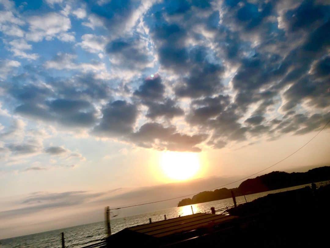 岡田鷹斗のインスタグラム：「2020/10/02 in 鎌倉　 ・ ・ ・ 楽しいって心の底から思える時間でした。 飲み過ぎて次の日キツくても飲んでしまう。不思議ですよね。  #鎌倉　#テラス　#海 #由比ヶ浜　#キコリ食堂  #景色　#空　#浜辺　#フォト #followme #happy  #サンセット」