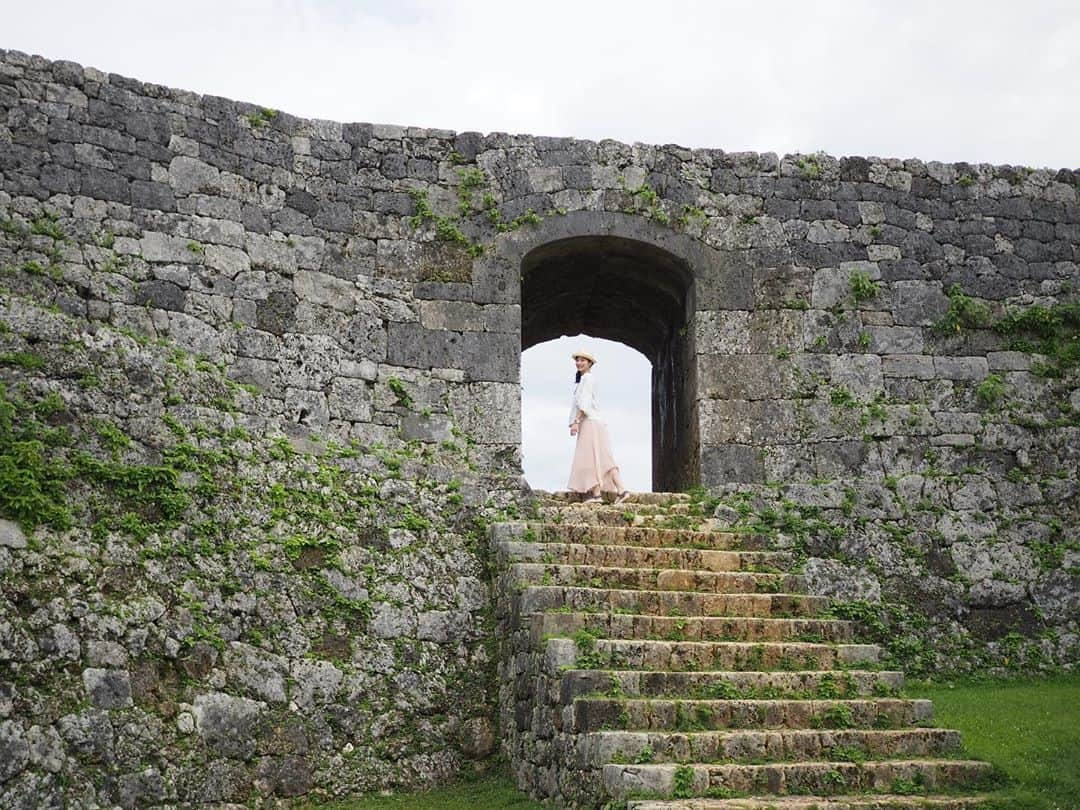 今井安紀のインスタグラム：「I went northern places from Naha. Zakimi Castle Ruins has really interesting structure. And I feel some sense of nostalgia and It was like Ghibli world. (No.1-2) On the way from Naha, I dropped in at a drive-in near the Kadena base and saw there from an observatory of the drive-in. (No.3) I really enjoyed Churaumi Aquarium!! I became a fun of wheel shark!! It was huge and soooo cool!! (No.4-7) I also went Katuren castle ruins. The scenery from the top of ruins was beautiful. (No.8-10)  那覇から北上。 座喜味城址のこのジブリっぽいけどジブリっぽくない、でもノスタルジックな感じ好き。(No.1-2) 途中のドライブインでは嘉手納基地を展望台から眺めたり。(No.3) そのあと念願の美ら海水族館へ！ジンベエザメかっこいい！リアルジンベーニョ！！(元ネタ: #ジンベーニョ)デカすぎて綺麗に撮るの本当に無理だった。一気にファンになったよジンベエザメ。エイも可愛いよ。てか美ら海での写真がほぼジンベエザメ撮ろうと格闘したやつしかない。(No.4-7) 勝連城址も見た。こちらもなかなか面白い作り。城址は基本高台にあるから、どこも海が綺麗に見えて良い。(No.8-10)  Camera : No.1, 5-8 Olympus PEN E-PL9 No.2-4 iPhone  #olympuspenepl9 #noedit #nofilter #photolover #latergram #okinawa #trip #travel #ruinsofcastle #zakimicastle #ruins #churaumiaquarium #whaleshark #ray #katsurencastle #blueocean  #オリンパスPEN #加工なし #撮って出し #写真好きな人と繋がりたい #時差スタグラム #旅 #旅行 #沖縄 #座喜味城跡 #美ら海水族館 #ジンベエザメ #エイ #勝連城跡」