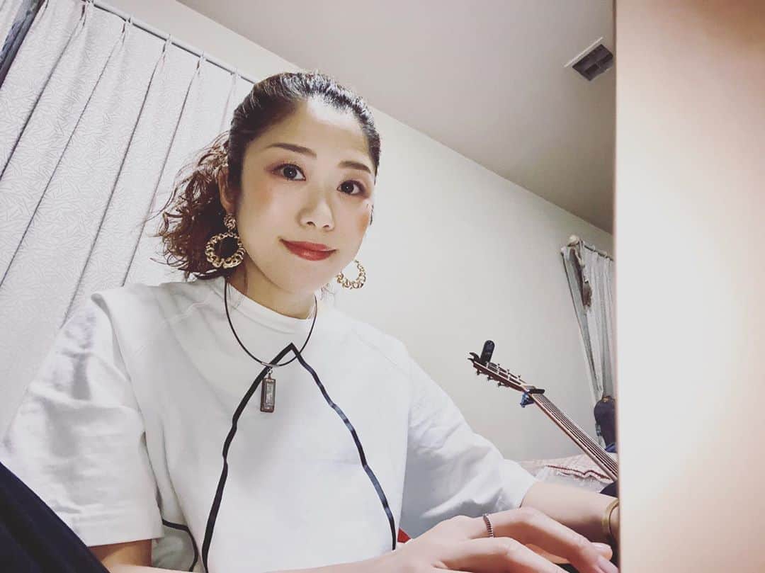 のインスタグラム：「. 本日は新しいプロジェクトに向けての動画編集をしておりました🎬 . ワクワクして頂けるコンテンツに仕上がるかと思います🤗是非楽しみにしていてくださいね🙌 . 梶有紀子 Official Web Fan Club も本日新しい記事をUP📰しています！ミテネ💋 . #macbookair #finalcutpro #動画編集 #Switch . . . #stayhome #梶有紀子 #yukikokaji #シンガーソングライター #弾き語り #ギター弾き語り #ミュージシャン #ギター女子 #ギタ女 #jpop #music #singer #songwriter #音楽好きな人と繋がりたい #instamusic」
