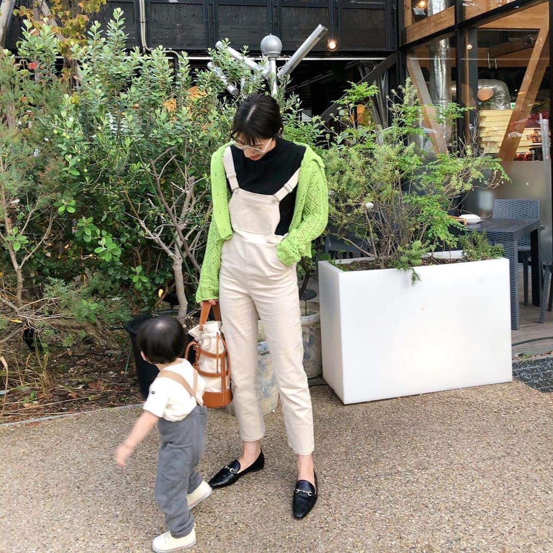 のインスタグラム：「楽しみにしていた秋服🍂 (毎年この涼しくなりだした時のワクワク感🤦🏻‍♀️ 昨日届いたoverallを早速🤍 @meer._official  シルエットが綺麗のなんのな一枚🧚🏻‍♀️ . そして最近ヘビロテのバック @rich88.rich88 👜 . ちゃっかりお揃い👶🏻👩🏻 #muuootd」