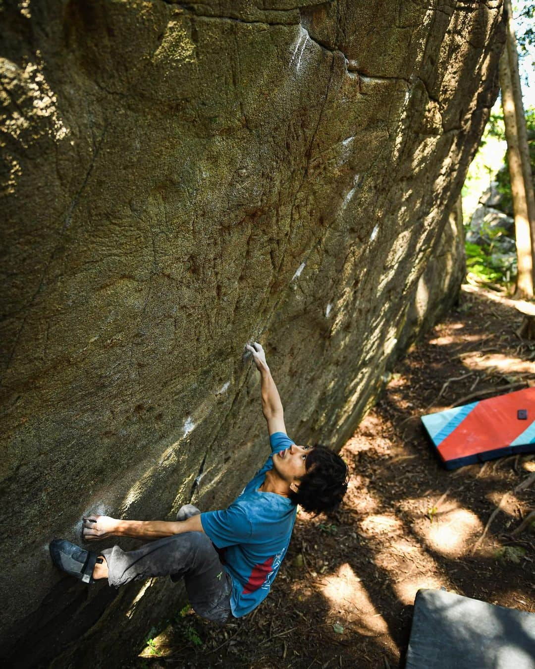 野村真一郎のインスタグラム：「For me, Emotion(V14) is one of the signs that indicates my dyno ability. Last year, I do thought there is no possibility to reach the second left hold, but today I can dyno so far than before. This notices me that a training during off-season was effective. Dyno is no longer an obstacle for me, so just let my left hand’s endurance be stronger💪🔥  自分の中で距離出し力のテストピースであるエモーション。 昨シーズンまでは二手目の左手が全く届かなかったけど、格段と距離が出せるようになっていて、オフシーズンのトレーニングの成果を実感する事が出来た。 二手目の距離出しと他のパートはもう問題無さそうなので、あとは二手目の左手キャッチの保持力を強化するのみ！  📸: @ryu____1 @rokdo_team @monturajapan @montura_official @unparallelup @rockmasterhq @hamasakichiryoin0929 @clover_resole」