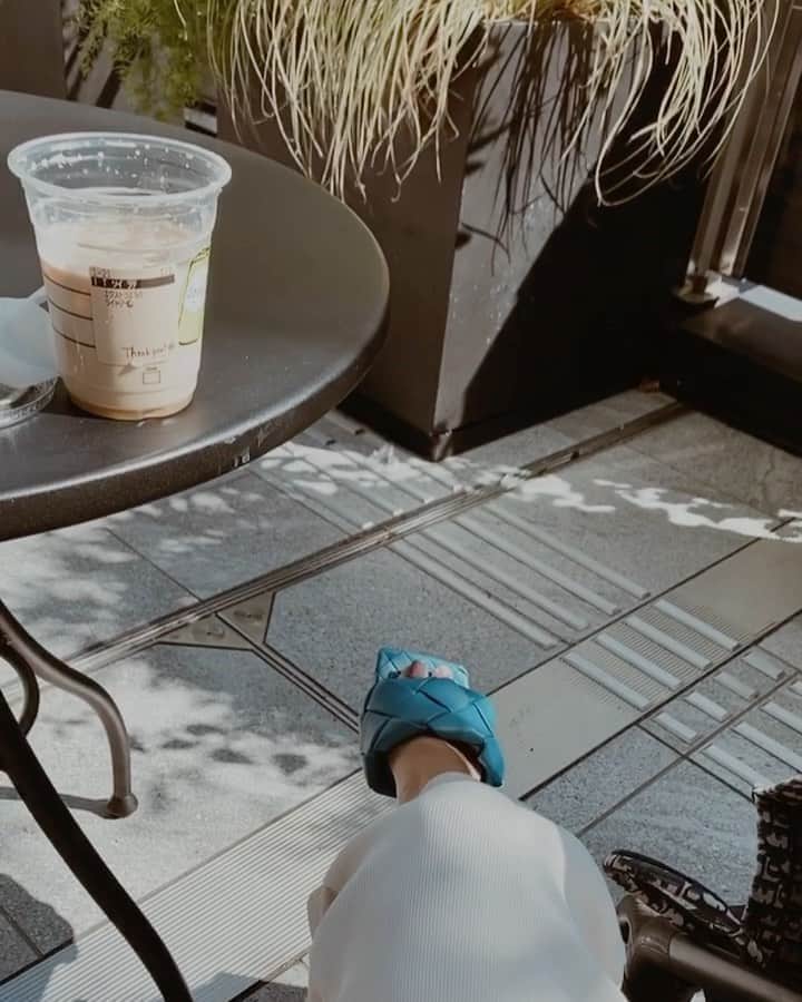 のインスタグラム：「爽やかな秋晴れが続いてて 嬉しいなぁ🌾❤︎ fashionが楽しい季節になってきたね🔥 ・ 子供達といると常にバタバタだけど、 いかに一緒にゆっくりできるようにするかが本当にカギだよね🤣 ・ 寝る時間計算して動いてちょろっとカフェで「ふぅーっ。」ってするだけでも 私にとってはすっごーく大事な時間❤︎ ・ でもそれは、一人で居るのではなくて 子供達が居ることで成り立っているなって思うよ✨ mamaさんのフォロワーさんからも 大変じゃないですか？って たくさん💌頂くんだけど、 もちろん大変やし、イライラもするけど 自分のモチベーションもあげながら 子供達とも楽しく過ごすことに努めてるよ❤︎ ・ さっ、明日は長女の運動会だぁ〜❕ 🤟🏼」