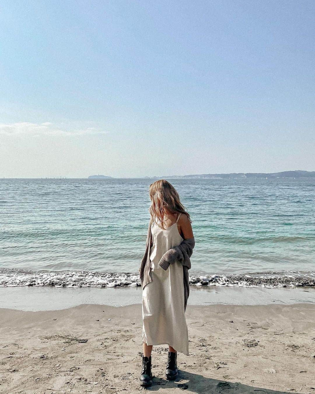 Manamiのインスタグラム：「🌞 昨日は突然思い立って葉山へ🚙 あったかくてぽかぽか気持ちよかった〜😚  珍しくootdを cardigan @urbanoutfitters onepiece @l_a_t_o boots @drmartensofficial bag @chanelofficial  とってもいい1日だった🥰 📸 @rino416」