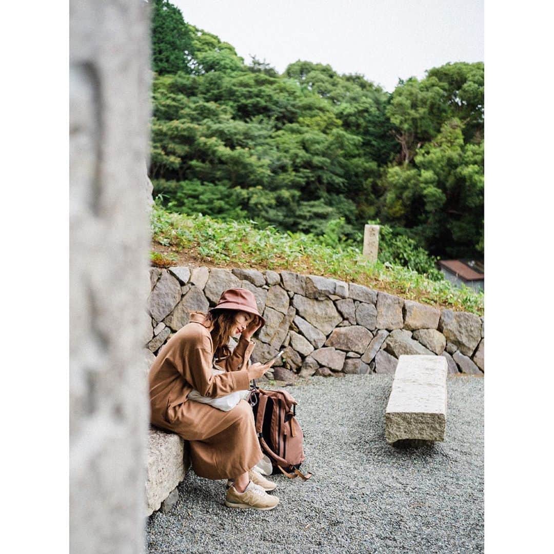 猪鼻ちひろのインスタグラム：「📸🎞 (最後に撮ってるところ←iPhone写真も追加した🥺🙏🏻) 手動でピント合わせるの、撮るのも楽しかった📸 これは自分が写ってるシリーズだけど いい写真が撮れるのもヤッターってなる✌︎  #ちひろトリップ #ちひろのお洋服 最後の写真にタグ付けしました #itsumonoinohana」