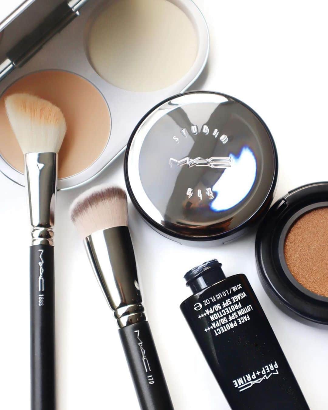 M∙A∙C Cosmetics Japanのインスタグラム：「＼＼秋冬おすすめファンデーション／／ スタジオフィックスシリーズならではの簡単、カバー、フィット力が叶うクッションファンデーション✨ #MACStudioFix #MACスタジオフィックス ㅤ Regram from @macpro_tokyo  #MACCosmeticsJapan #MACCosmetics #MAC #MACコスメ #マックコスメ #コスメ#コスメ紹介#コスメ好き#コスメレポ #化粧品 #デパコス#コスメマニア#秋メイク#クッションファンデーション#リキッド#時短メイク#ベースメイク#潤い#潤い肌#保湿#ツヤ肌#ツヤ肌メイク#ファンデーション#カバー力」
