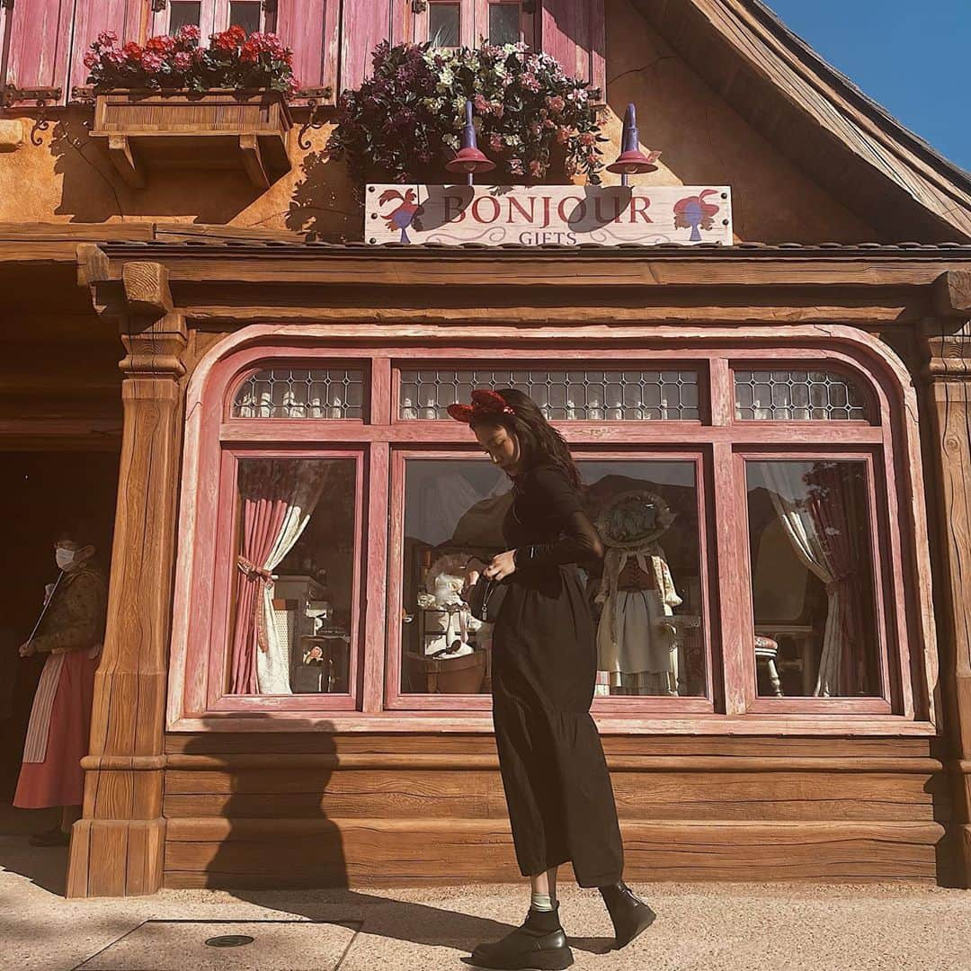 前田イブさんのインスタグラム写真 - (前田イブInstagram)「． 新エリアも可愛いに尽きルワね☕️ ． ． ． ． #disneyland #disneylife#disneygram」10月3日 22時27分 - _eve1209