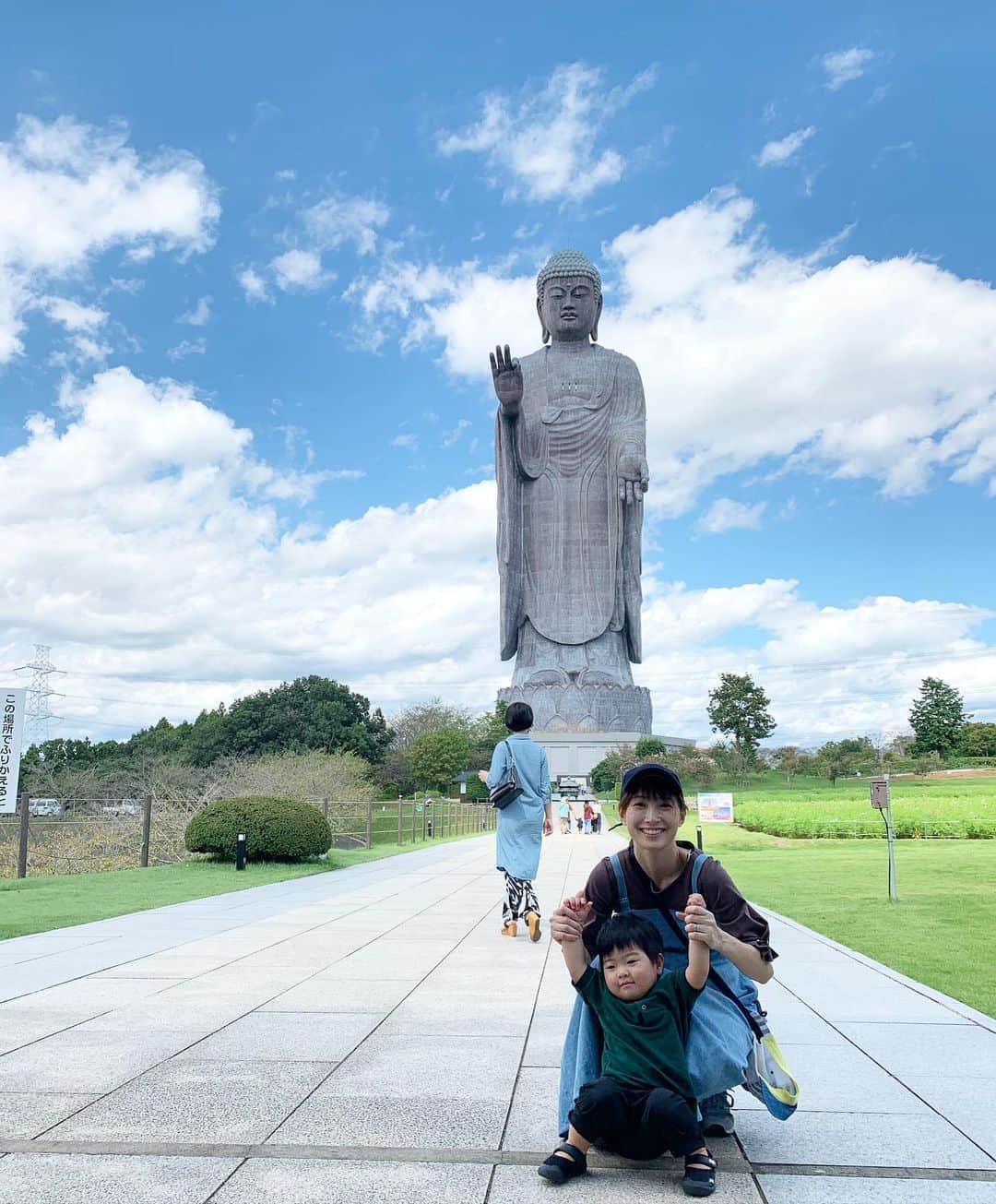 星野涼子さんのインスタグラム写真 - (星野涼子Instagram)「牛久大仏 息子の顔はめパネル心霊写真みたい🤣 大仏を下から見上げてもすごい大きさと高さだったけど、内部に入って下を見下ろして地上の人の小ささにまた高さを感じた！ この階の別の窓からはスカイツリーも見えた！ 内部にはたくさんの仏像。 夜、近くで大仏見ると結構怖いらしい😖  #牛久大仏　#牛久　#大仏　#茨城県　#顔はめパネル #子育て　#育児　#1才 #１歳 #1歳9ヶ月 #仏像　#ushiku #ushikudaibutsu #japan #buddhism #ibaraki #일본 #이바라키 #불교　#아들스타그램 #아들 #아들맘」10月3日 22時27分 - ryoko.hoshino