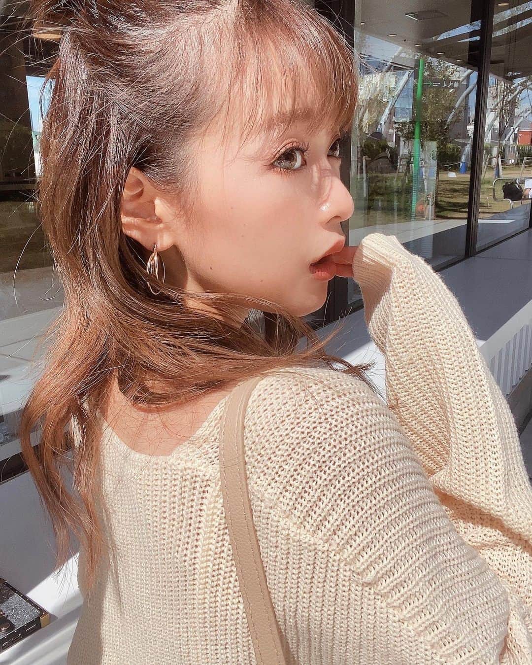 のインスタグラム：「遠近法使ってます！ ㅤㅤㅤㅤㅤ ㅤㅤㅤㅤㅤ ㅤㅤㅤㅤㅤ ㅤㅤㅤㅤㅤ ㅤㅤㅤㅤㅤ  #指食べてない  #ニットワンピ #ニット #甘めコーデ #秋服コーデ #きょコ  #低身長ファッション #低身長コーデ #おちびコーデ #146cm  #セシルマクビー #ゆるコーデ #ゆるふわ巻き #ベージュコーデ #オーバーサイズ」