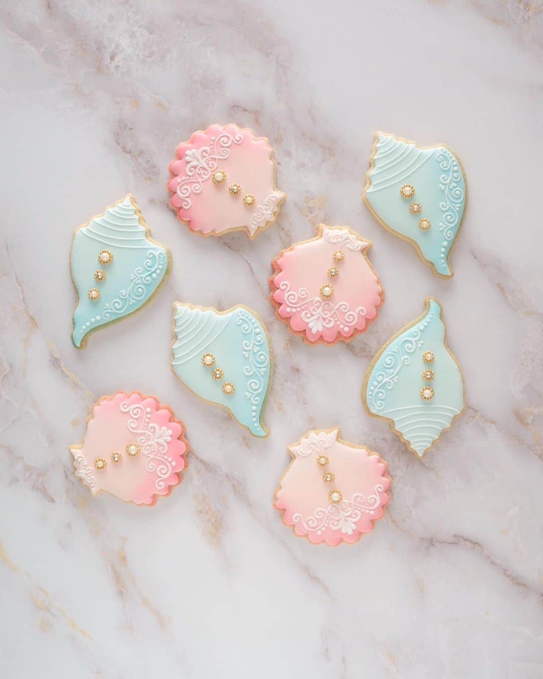 KUNIKAのインスタグラム：「Sea shell cookies🐚﻿ ﻿ タイルをご購入くださった皆様、誠にありがとうございました。﻿ 現在Sunset pinkのタイルが少量の在庫となっております。﻿ 全ての発送が完了後に在庫調整で予備が少し出た場合、わずかですがそれぞれ再入荷があるかもしれません❃﻿ また事前にストーリーズ等でお知らせいたします🌷﻿ ﻿ たくさんの方に手にとって頂けてうれしいです！﻿ ぜひタイルの写真など気軽に送ってください〜🥰﻿ ﻿ #artofkunika」