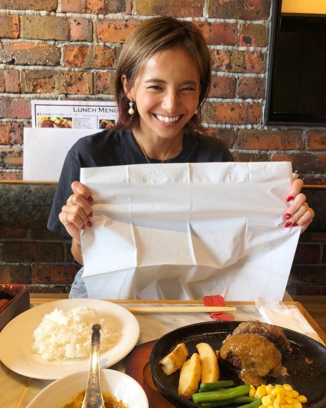 佐野千晃のインスタグラム：「久しぶりに彩雪とランチ☃️﻿ ﻿ 久しぶりだけど久しぶり感なくすぐ時間経ったな🤔﻿ ﻿ 女子ってすごい🤔﻿ ﻿ ご飯は3食しっかり食べろよとだけ伝えておきたいwwwwww﻿ ﻿ #natural #healthy #good #gilrs #gilr #cool #cute #ooted #selfie #self #face #スポーツ女子 #スポーツ #ハワイ #笑顔 #ひまわり#彩雪　#ハンバーグ　#ランチ」