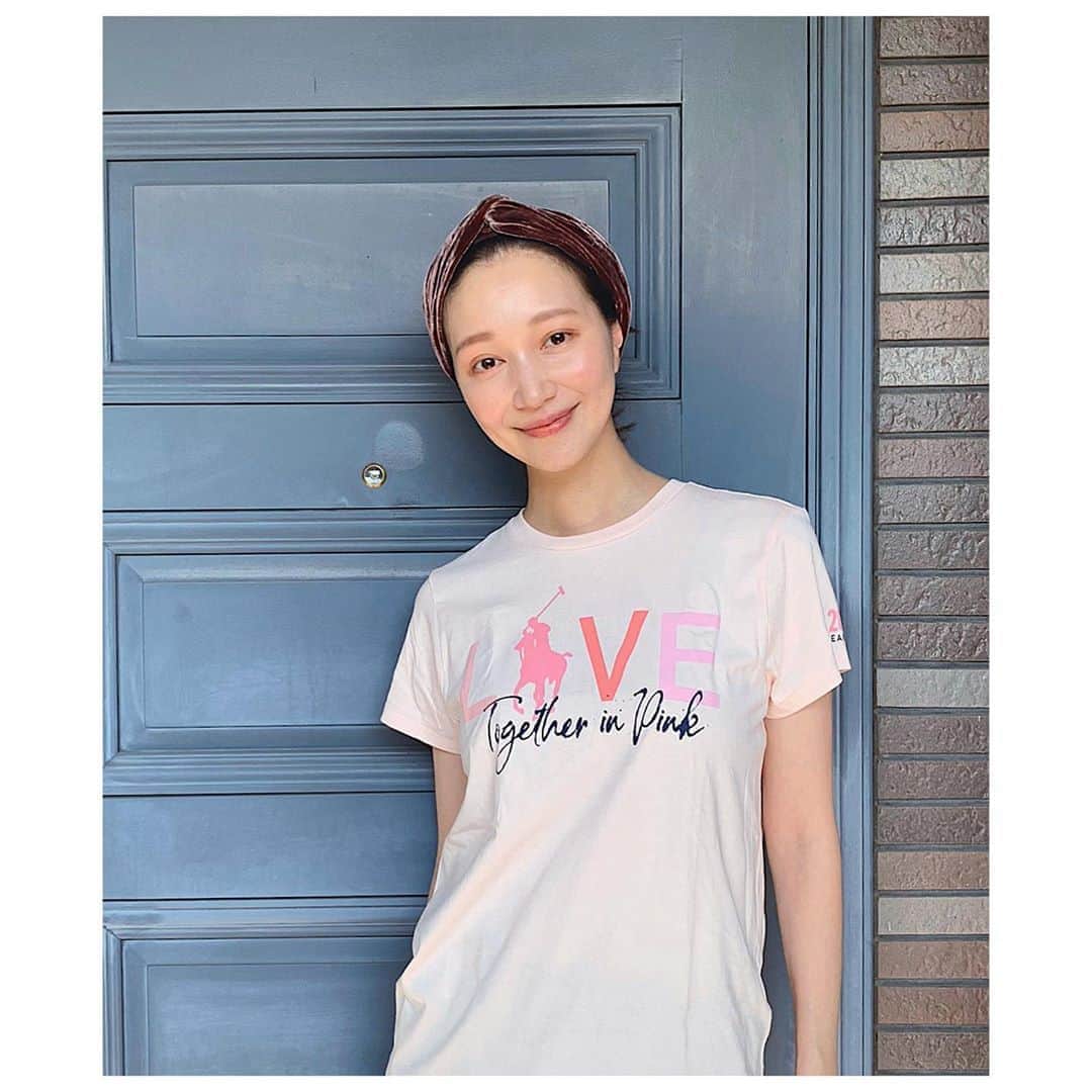 愛可さんのインスタグラム写真 - (愛可Instagram)「・ ラルフローレンによる、癌対策支援プログラム『Pink Ponyキャンペーン』が20周年を迎えます。  ＊Pink Ponyキャンペーンとは がんのスクリーニング、早期発見、治療、啓蒙、カウンセリングを、全ての人が平等に受ける事が出来る権利の為の世界的な取り組みです。  私が着用しているTシャツの売り上げの100%は癌と闘う人を支援するための財団に送られるそうです。  私も大切な人の癌との闘病を支えた経験があるので、このキャンペーンに賛同します。  このキャンペーンが住む国や地域、貧富の差で起きてしまっている医療格差を縮める事へと繋がりますように🕊  @poloralphlauren  #pinkpony  #ポロラルフローレン」10月3日 22時35分 - aikick