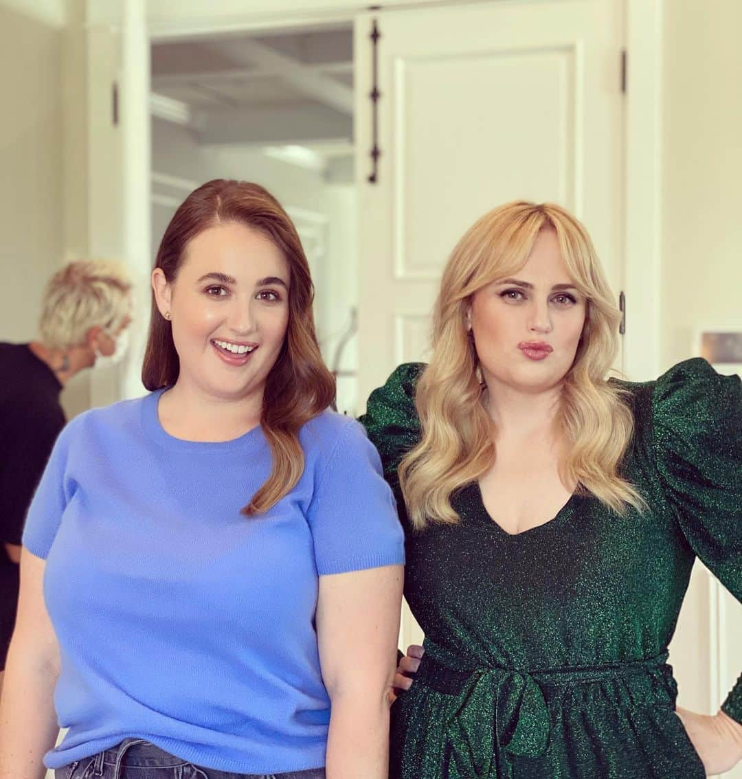 レベル・ウィルソンさんのインスタグラム写真 - (レベル・ウィルソンInstagram)「Wilson sisters crushing it on set! Can you guess who’s 11 years older?? Our second commercial together #portalfromfacebook」10月3日 22時36分 - rebelwilson