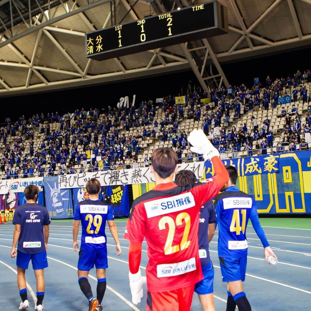 大分トリニータさんのインスタグラム写真 - (大分トリニータInstagram)「本日のショット2 大分トリニータ 2-1 清水エスパルス たくさんのご声援ありがとうございました！  次は明治安田生命J1リーグ第21節　10/10土曜日のアウェー vs.横浜F・マリノス 戦となります🔥 引き続き熱い応援をよろしくお願いします⚽️🐢⚽️🐢⚽️🐢  #トリニータ #不撓不屈 #trinita #大分トリニータ  #ムンキョンゴン #三竿雄斗 #鈴木義宜 #小出悠太 #星雄次 #岩田智輝 #島川俊郎 #田中達也 #小塚和季 #長谷川雄志 #髙澤優也 #高木駿 #刀根亮輔 #羽田健人 #町田也真人 #野村直輝 #知念慶 #渡大生 #片野坂知宏」10月3日 22時31分 - trinita_official