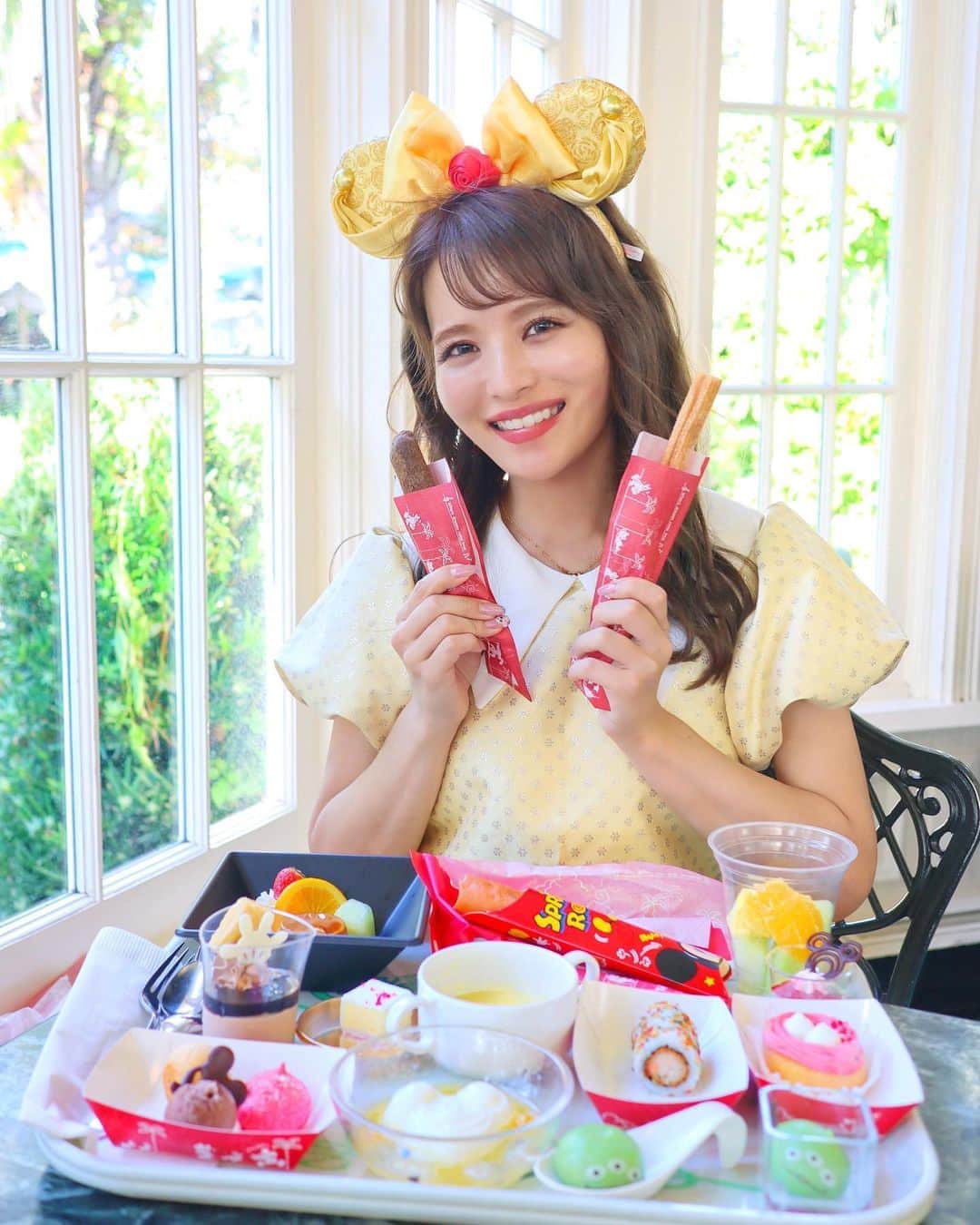 のインスタグラム：「クリスタルパレスの予約も取れた〜🙆‍♀️💘💖﻿ ﻿ なんとなんと﻿ パーク内のスウィーツが食べ放題なの〜🍽﻿ ﻿ し！あ！わ！せ！！🥺🥺🥺💗💗💗﻿ ﻿ ﻿ YouTubeもアップしました🎥﻿ 新エリアの様子とクリパレの様子🥰﻿ よかったら見てくださいっ🙈🍰﻿ ﻿ #tokyodisneyland#beautyandthebeast#tokyodisneyresort#tdl#disneyig#東京ディズニーランド#ディズニーランド#クリスタルパレス#クリスタルパレスレストラン#クリパレ#美女と野獣#新エリア#新エリアオープン#ファンタジーランド#ベルコーデ#ベルバウンド#迪士尼乐园#東京迪士尼樂園#迪士尼樂園#みいきディズニー🏰💞」