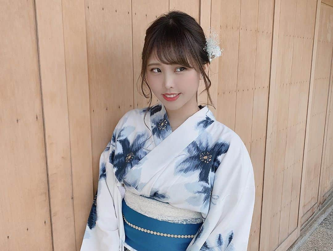 Yukaさんのインスタグラム写真 - (YukaInstagram)「毎日こんなかわいいヘアアレンジをしてもらいたい🥺 - 元々着物を着る予定だったけど、当日暑くて着物なら絶対耐えられないって思ったから浴衣にした笑笑 今回は帯の上にさらに飾り用のレース兵児帯を巻いてもっと華やかに💕 レース素材の透け感がお洒落な雰囲気✨ 京都の写真またいっぱいあるから全部投稿したい🥺🥺🥺 - 好希望每天都有人可以幫忙編頭髮🥺 店員每個都身懷絕技，五分鐘以內就搞好一顆頭 而且每個人都可以不一樣打從心底佩服💕 - 雖然原本是打算穿和服的，但當天太陽很大很溫暖 心想到了中午一定會熱死，所以最後還是選浴衣🤣 這次另外追加了蕾絲材質的兵兒帶 腰間裝飾的腰繩也選了比較現代的金屬腰帶，整個感覺都不一樣了 真的好喜歡日本的浴衣和和服文化唷，不管穿幾次都穿不膩🥺 京都的照片還積了一大堆，全部都想發🤭🤭🤭  #kimono#kimonostyle#kimonofashion#yukata#yukatastyle#summer#浴衣#浴衣ヘアアレンジ#浴衣ヘア#浴衣女子#浴衣デート#浴衣コーデ#浴衣アレンジ#着物#夏#京都#京都着物レンタル#京都観光#京都旅行#大人っぽい#雰囲気#嵐山」10月3日 22時33分 - loveyuka06