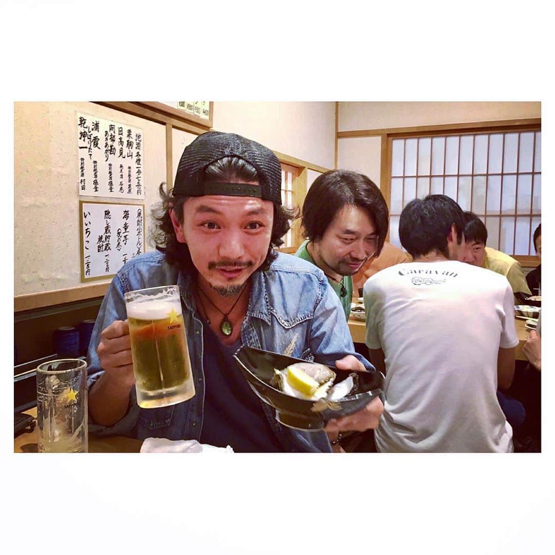 Caravanのインスタグラム：「2020.10.04.  事務所 HARVEST設立から 13年目の記念日。  俺を含めて3人で営む 小さな小さな会社です。  足りない所を 多くの仲間に 支えてもらっているから 存続できている。 それが明確な事実です。  今後、どんな苦境逆境も 楽しむ事を忘れず 乗り越えて行けたら良いね。  そして、忘れてはいけない。 自分という木を支えているのは 人目に付かない地中で ゆっくり闇へと向かって突き進み しっかり深い所で繋がり合った「根」だという事を。  11月にはnewアルバム 「Bittersweet Days」をリリースします。  俺達に関わってくれている皆様、 いつもありがとう。」